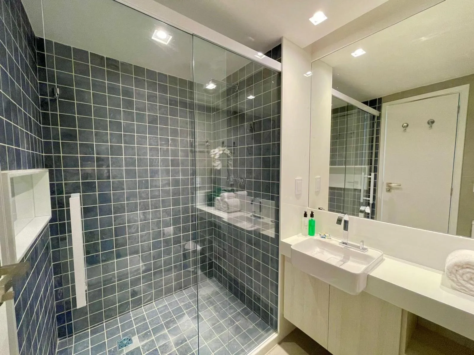 Shower in HY BEACH FLATS - INTERNATIONAL