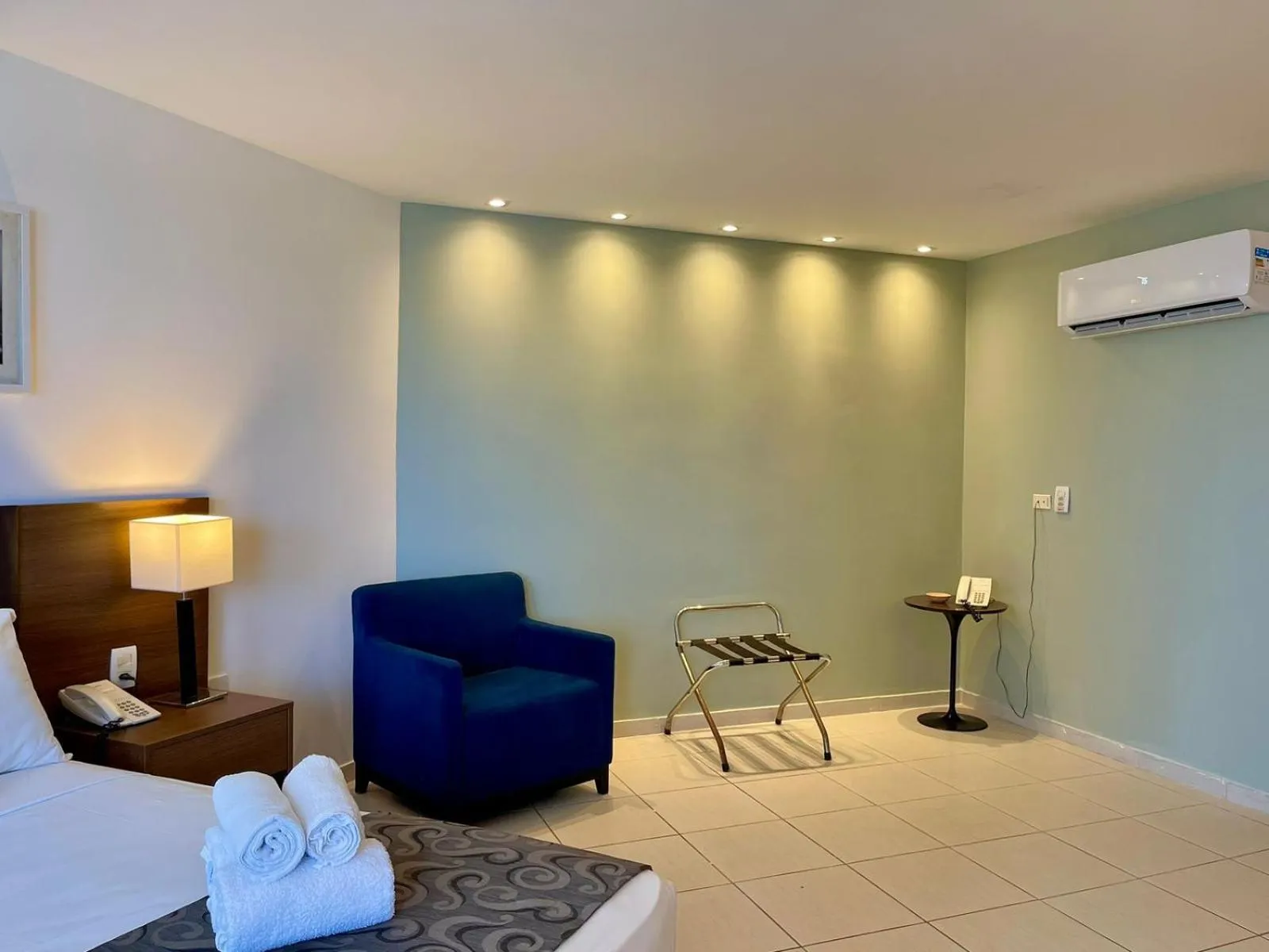 Bedroom, Bed in HY BEACH FLATS - INTERNATIONAL