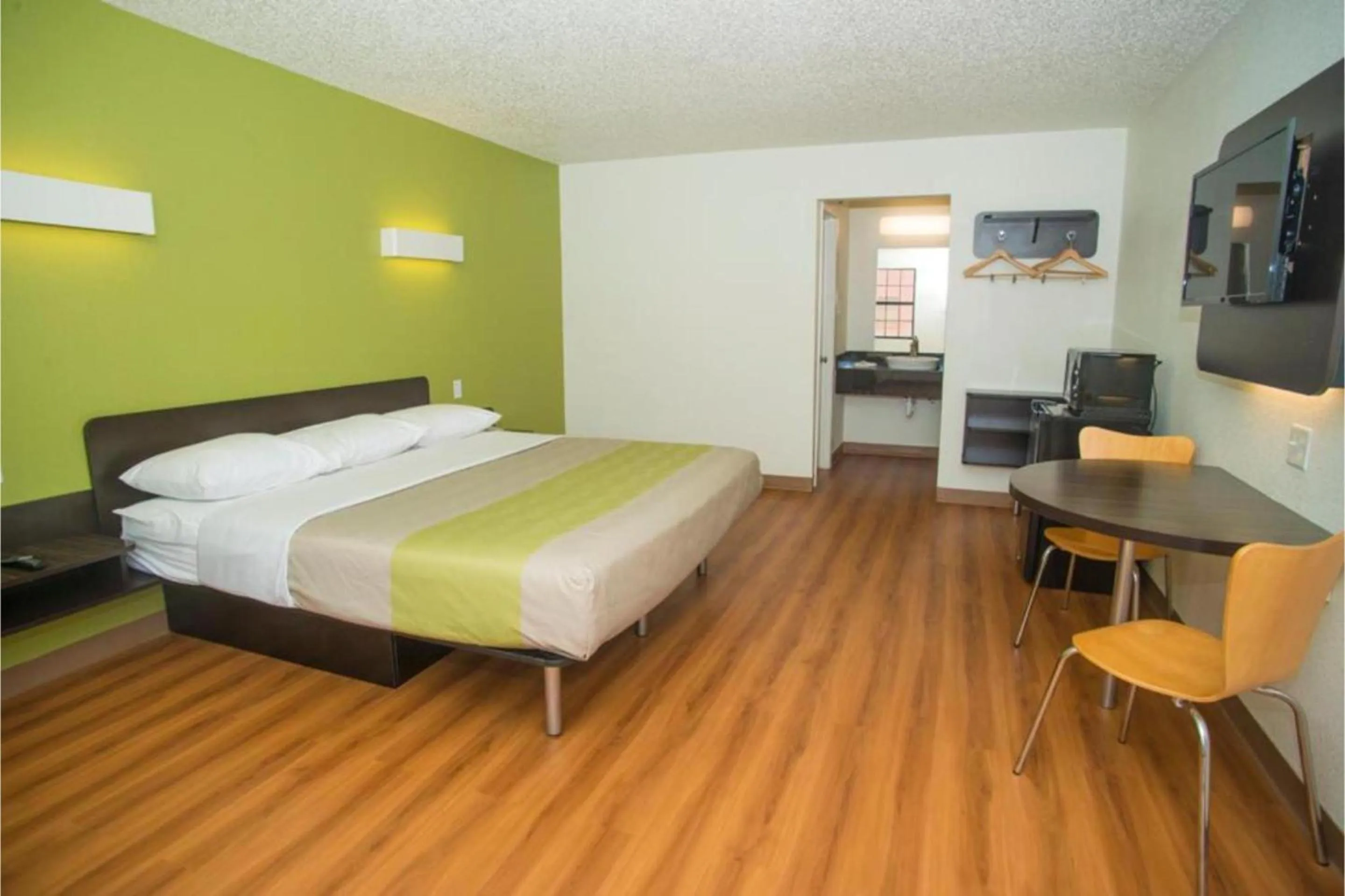 Bedroom, Bed in Motel 6-Palestine, TX