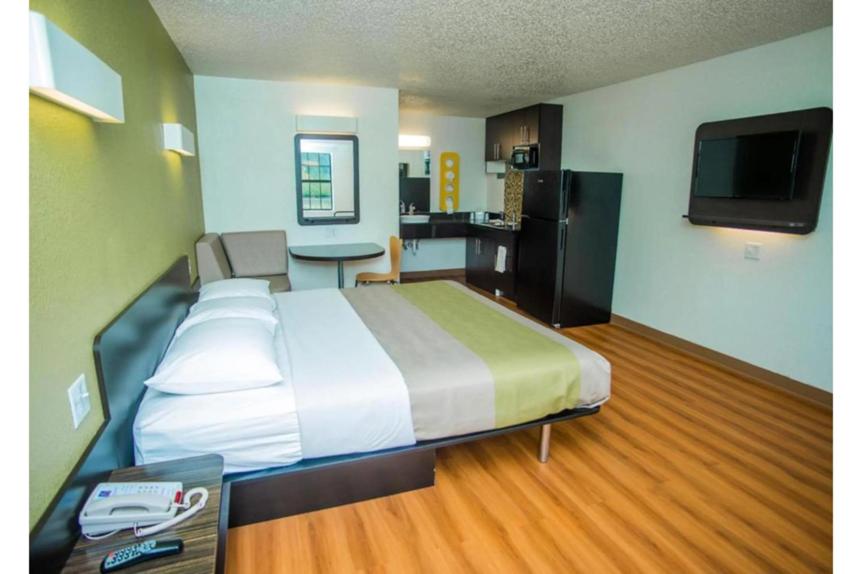 Bedroom, Bed in Motel 6-Palestine, TX