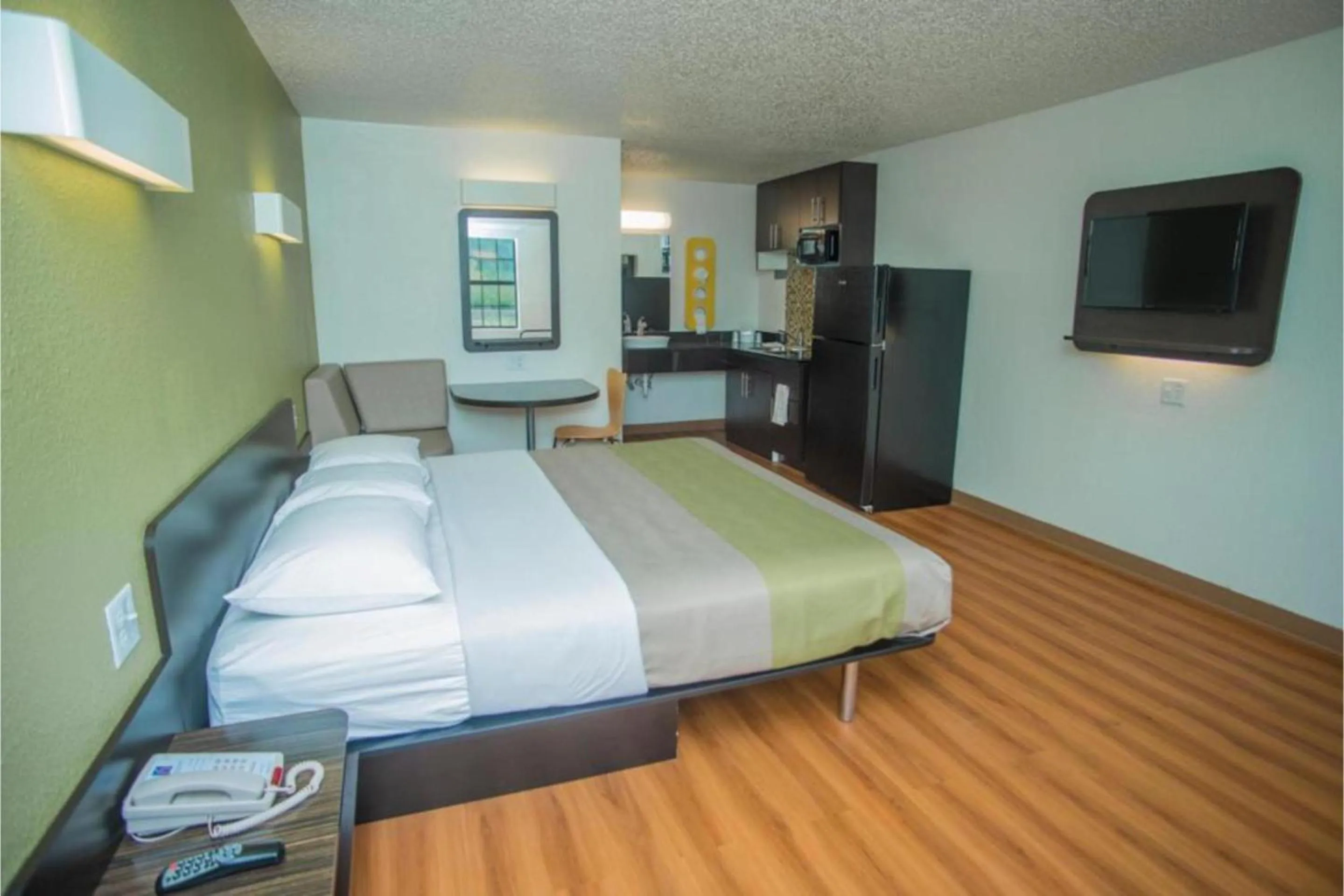 Bedroom, Bed in Motel 6-Palestine, TX