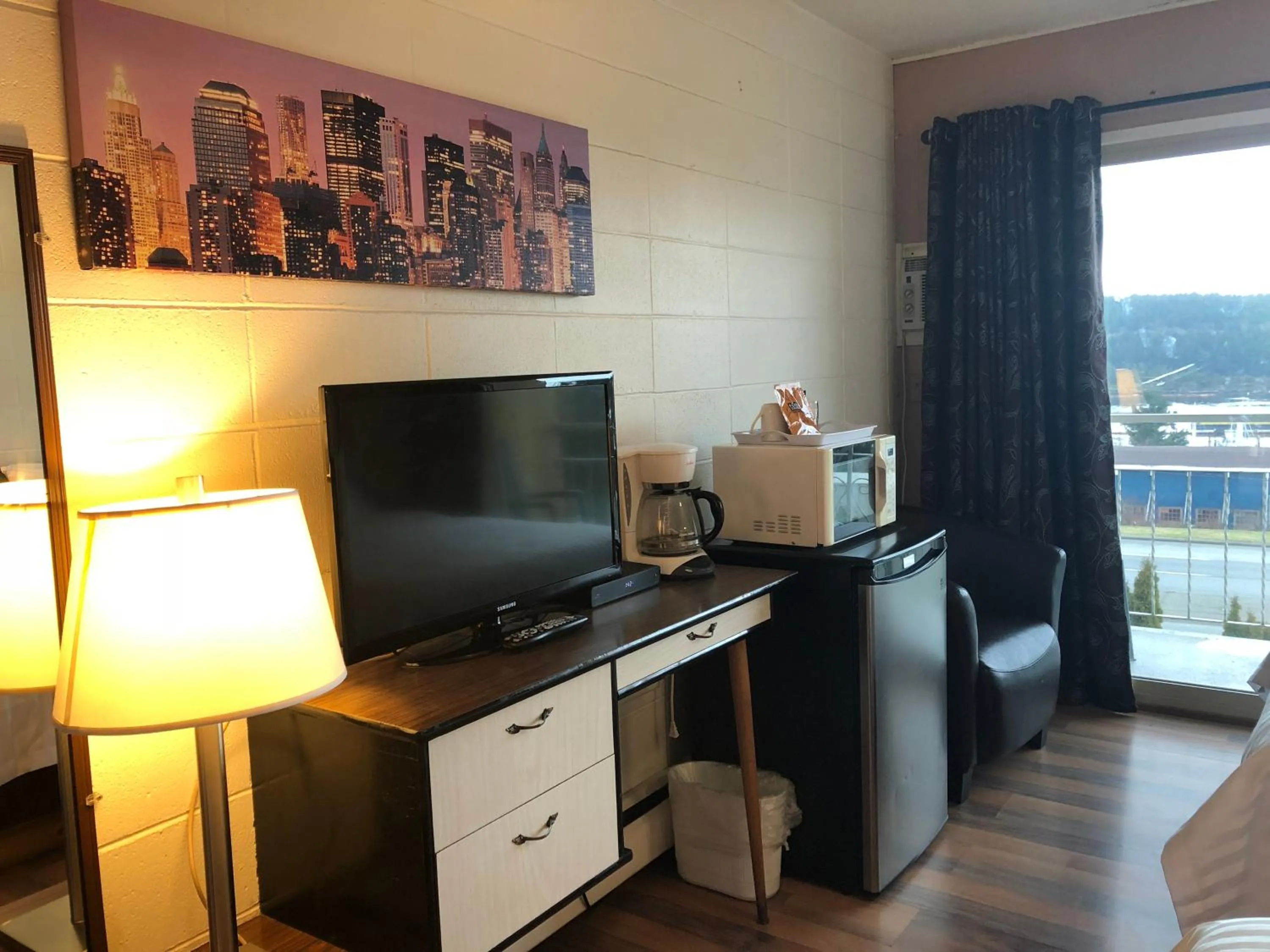 TV and multimedia in Holiday House Motel