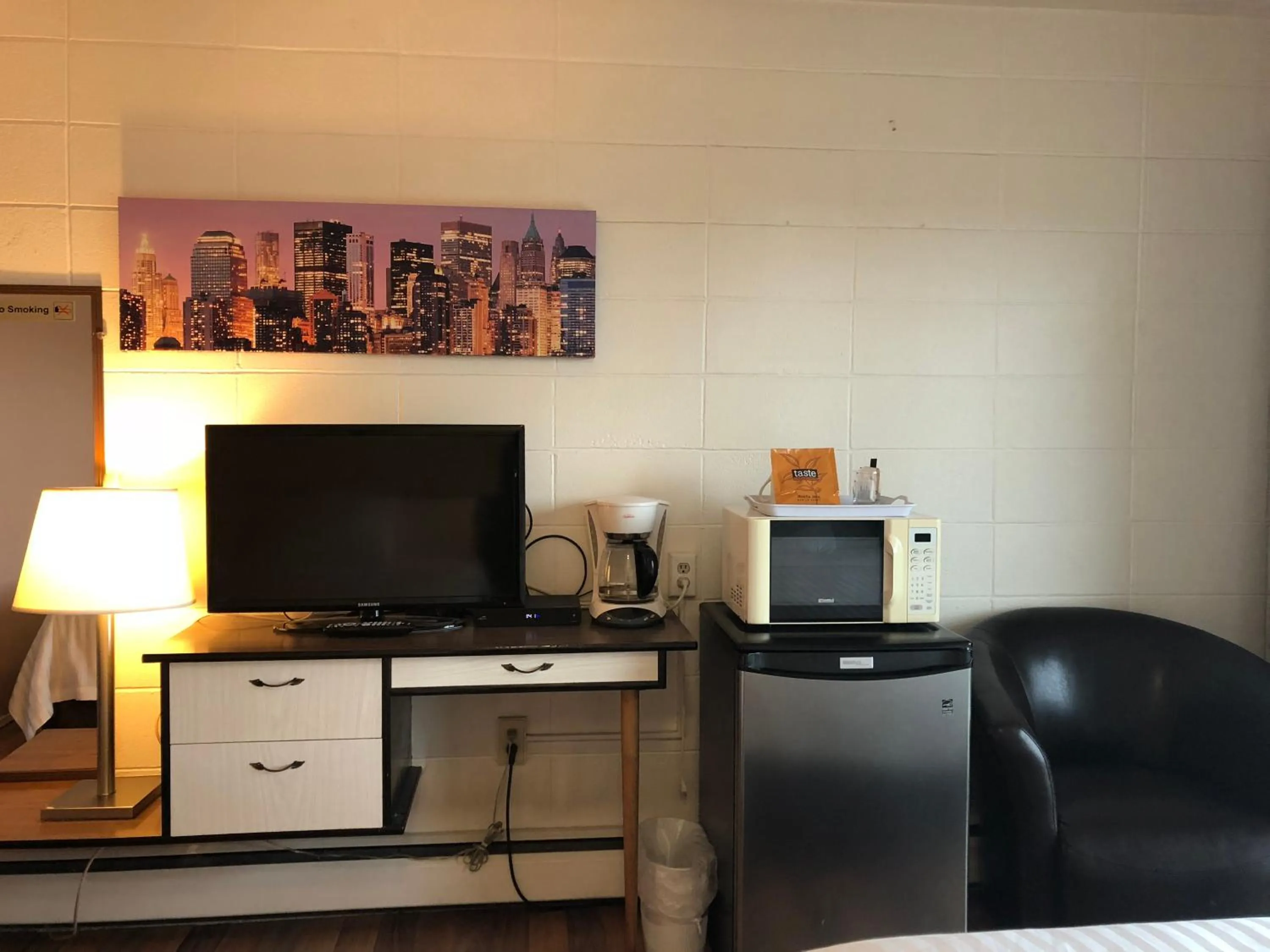 TV and multimedia in Holiday House Motel