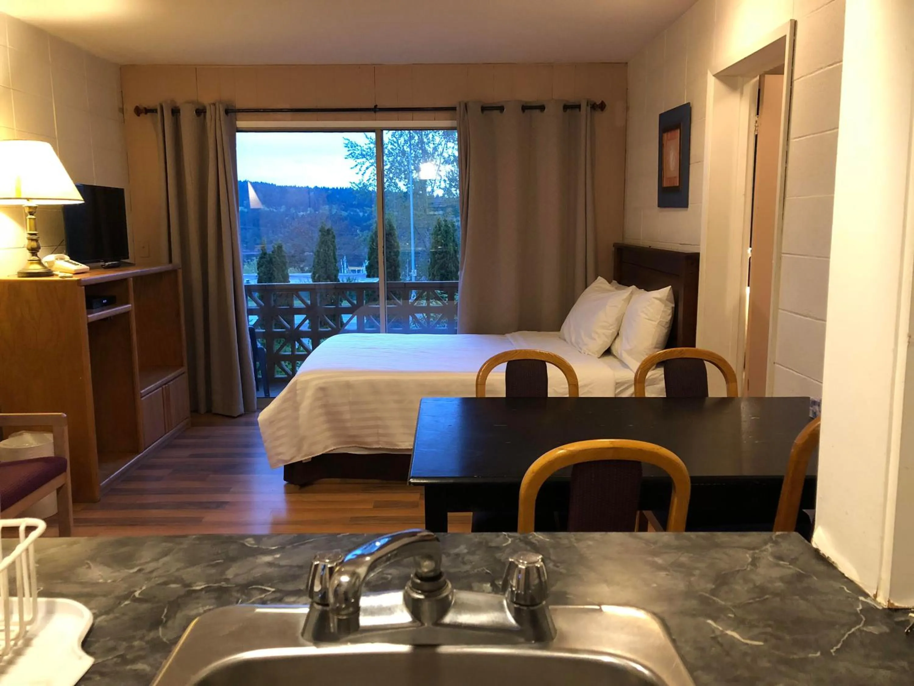 Kitchen or kitchenette in Holiday House Motel