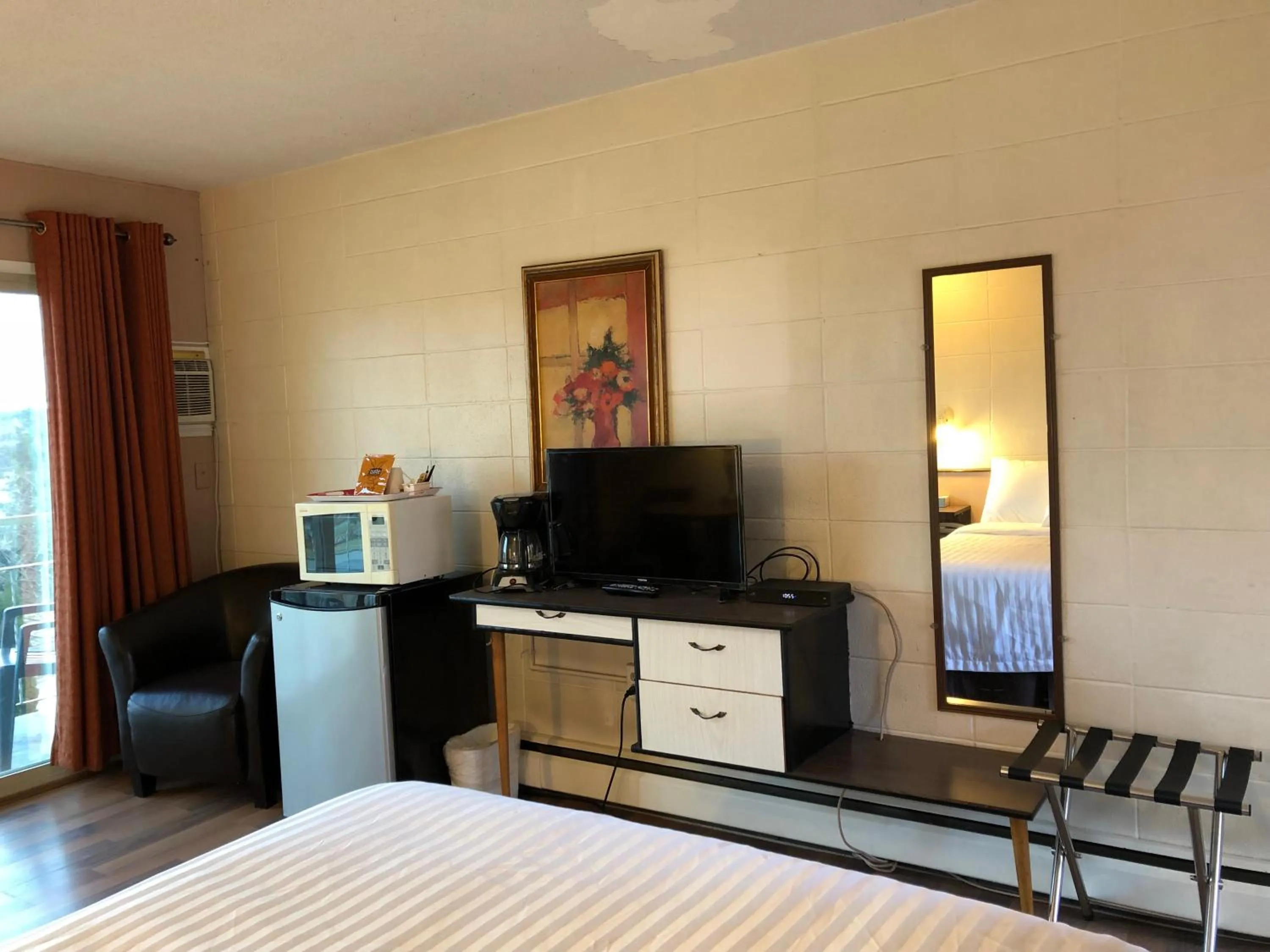 TV and multimedia in Holiday House Motel