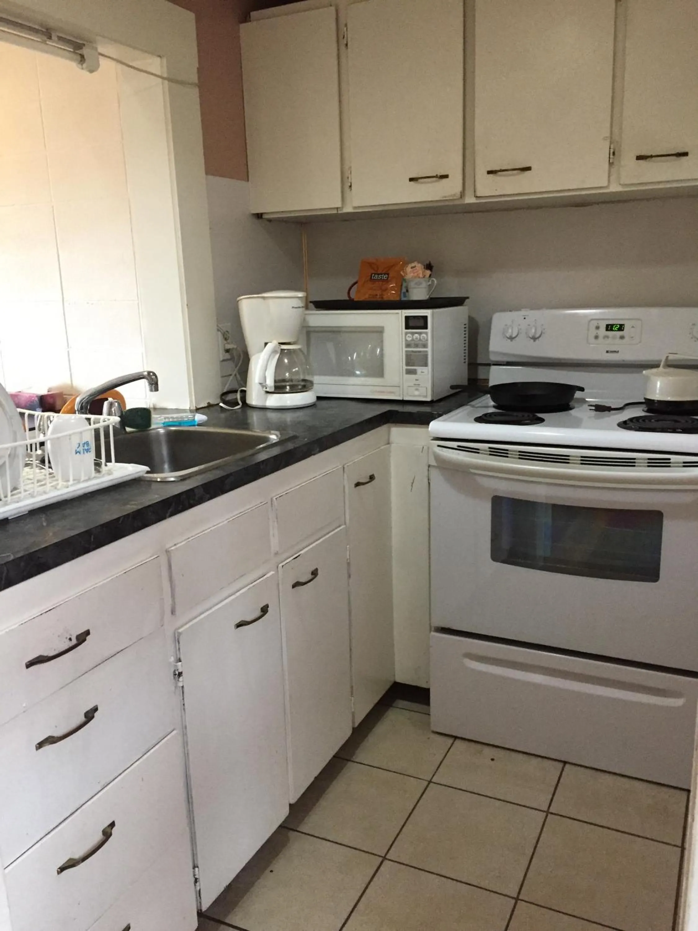 Kitchen or kitchenette in Holiday House Motel