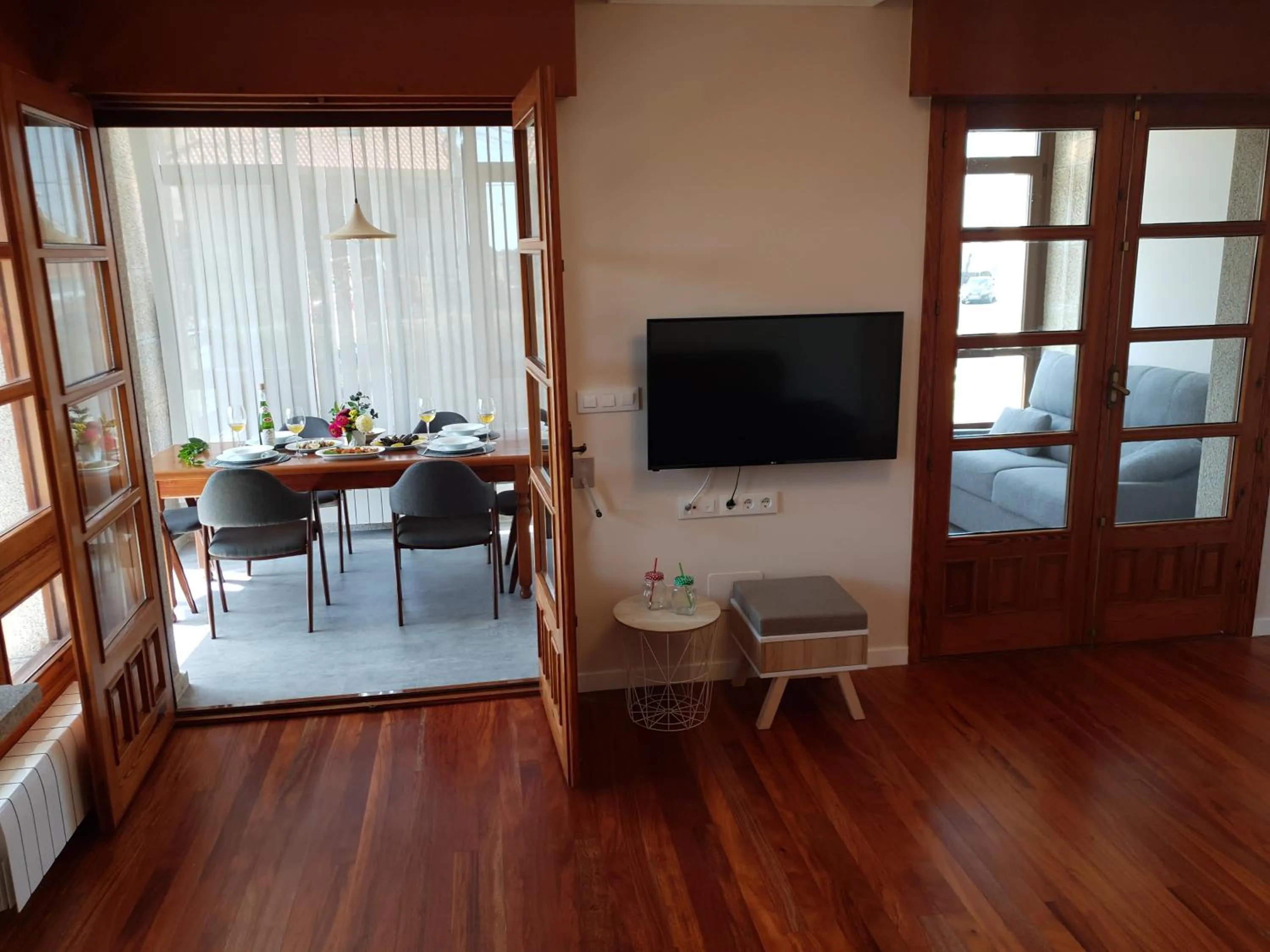 Communal lounge/ TV room in Apartamentos Ria de Aldan