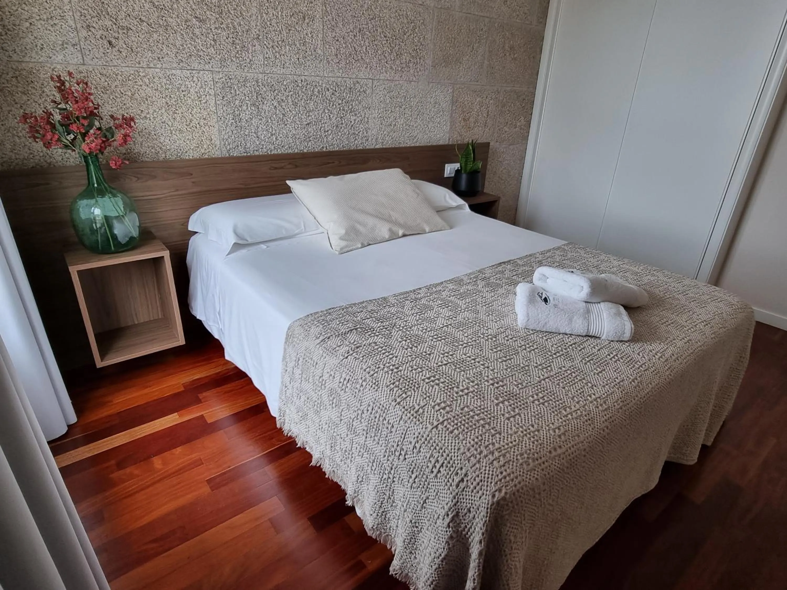 Bedroom, Bed in Apartamentos Ria de Aldan