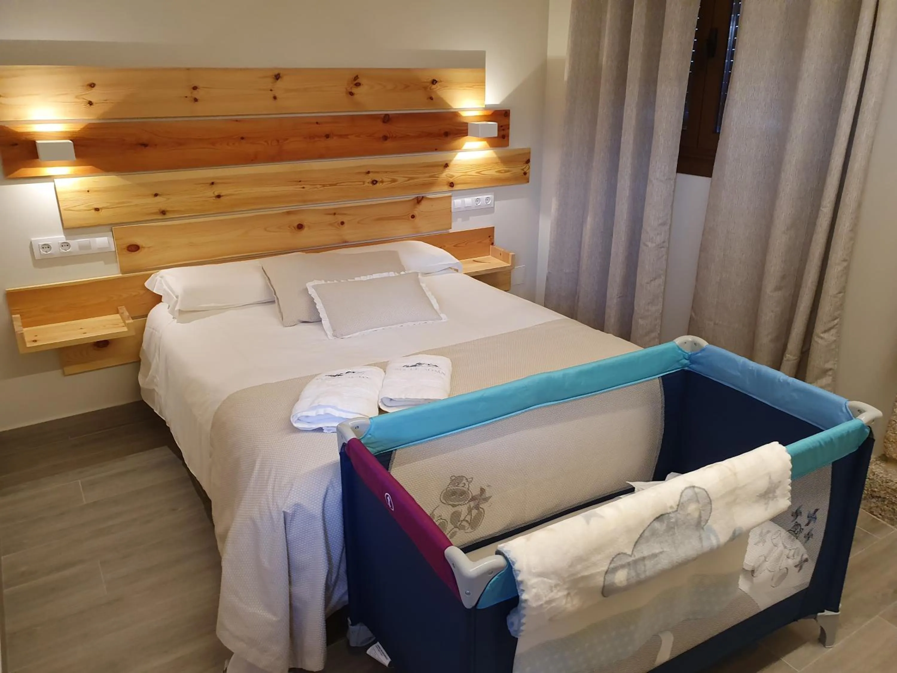 Bedroom, Bed in Apartamentos Ria de Aldan