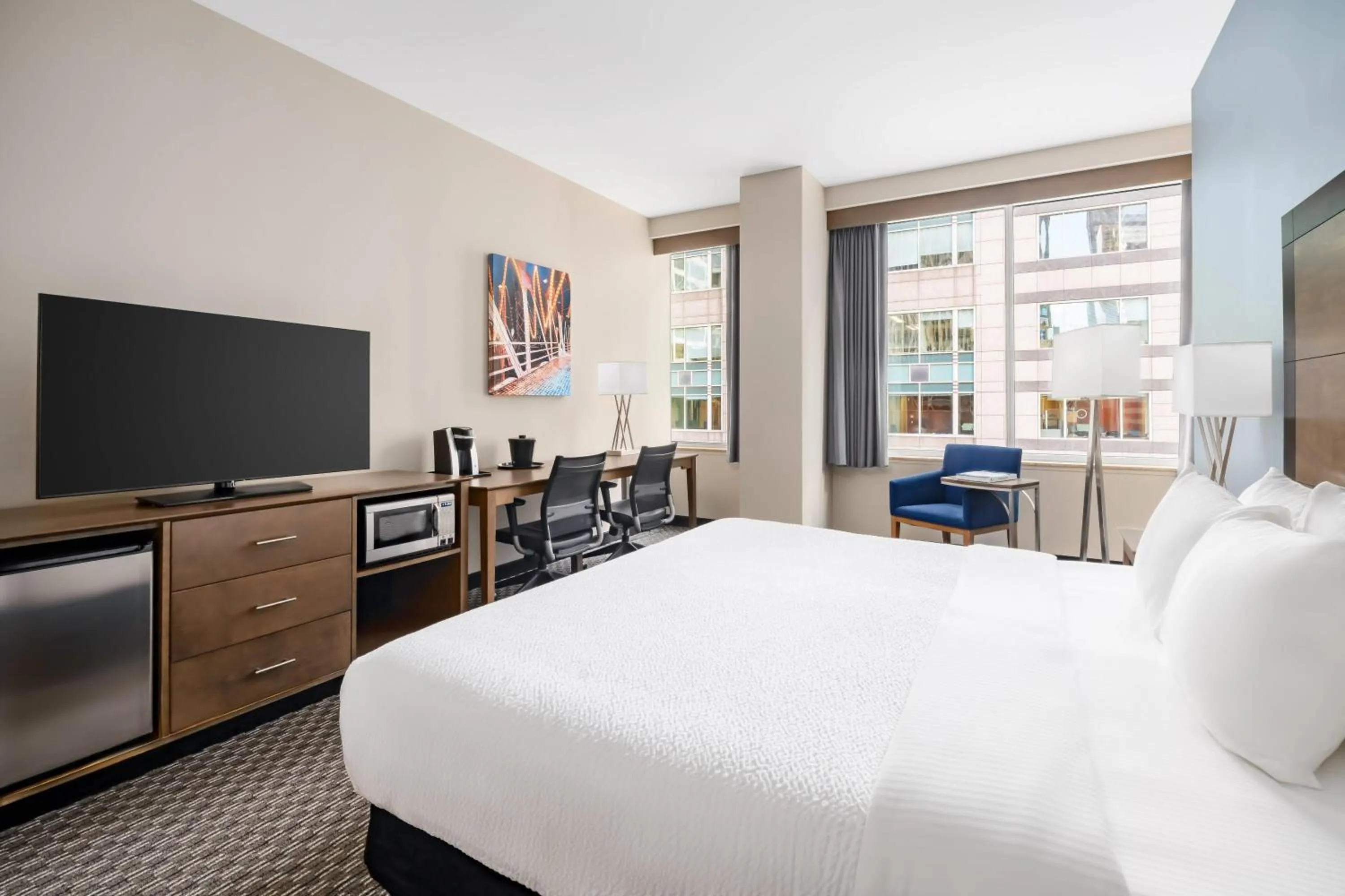 Photo of the whole room, Bed in La Quinta by Wyndham Chicago Downtown