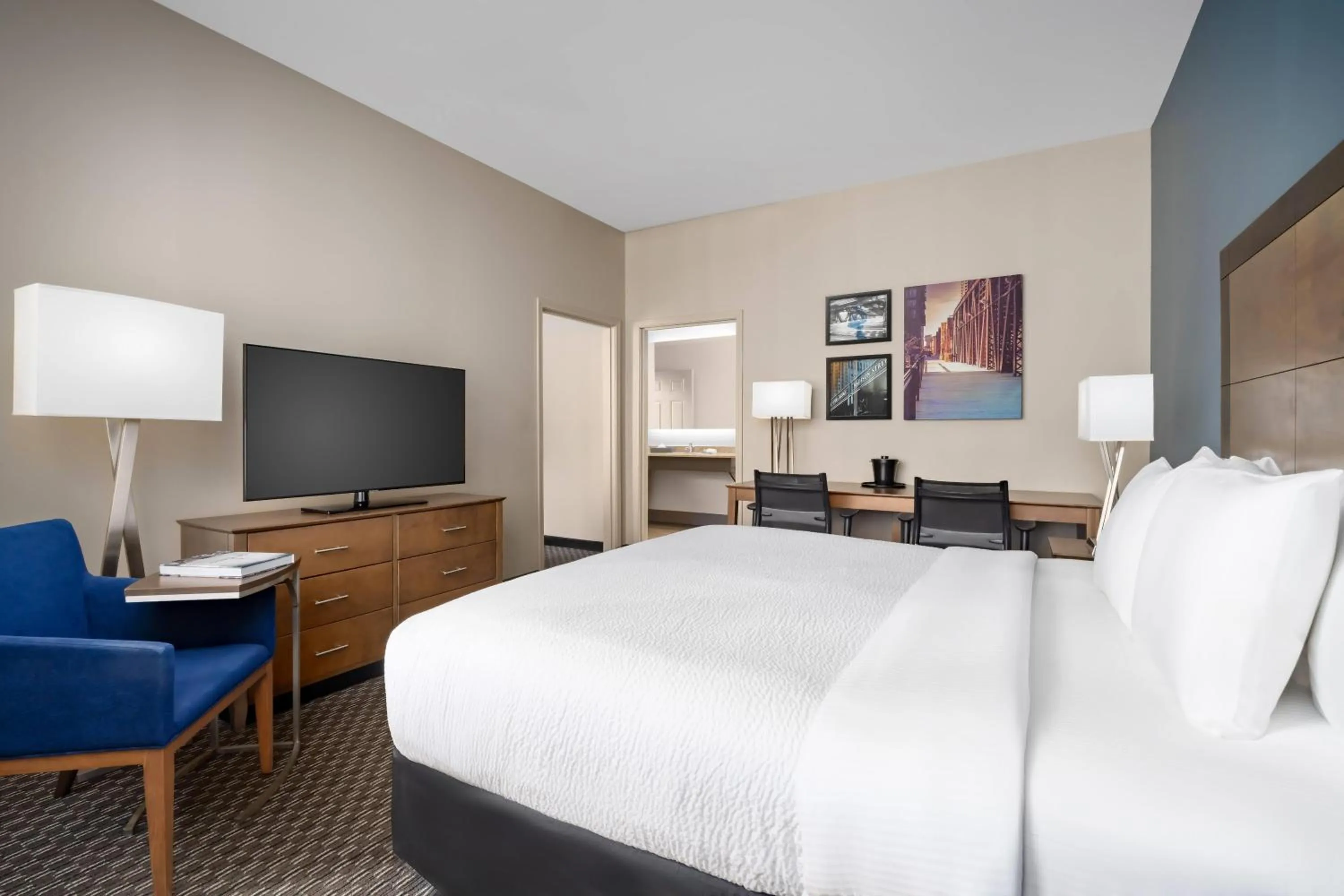 Photo of the whole room, Bed in La Quinta by Wyndham Chicago Downtown