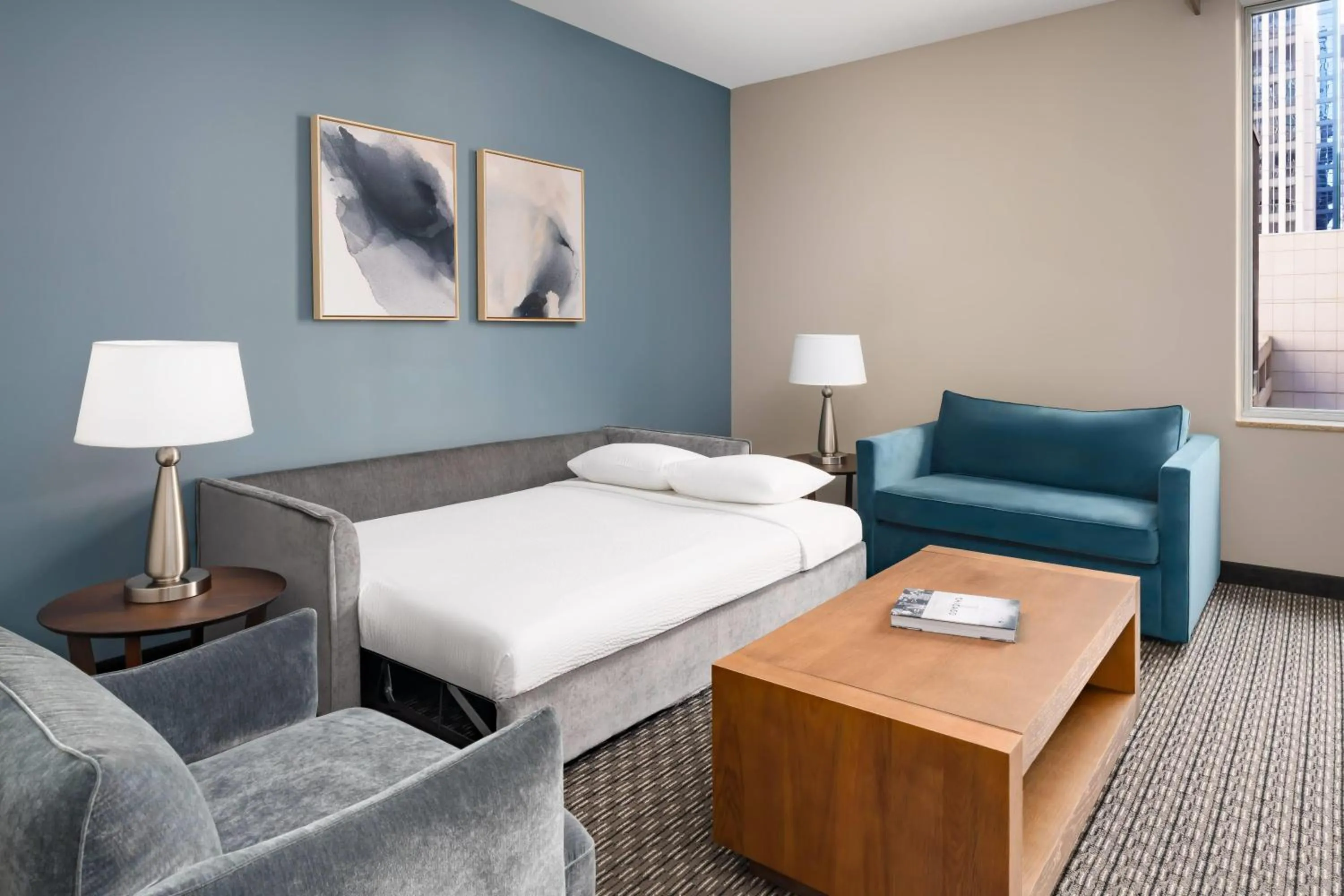 Photo of the whole room, Bed in La Quinta by Wyndham Chicago Downtown