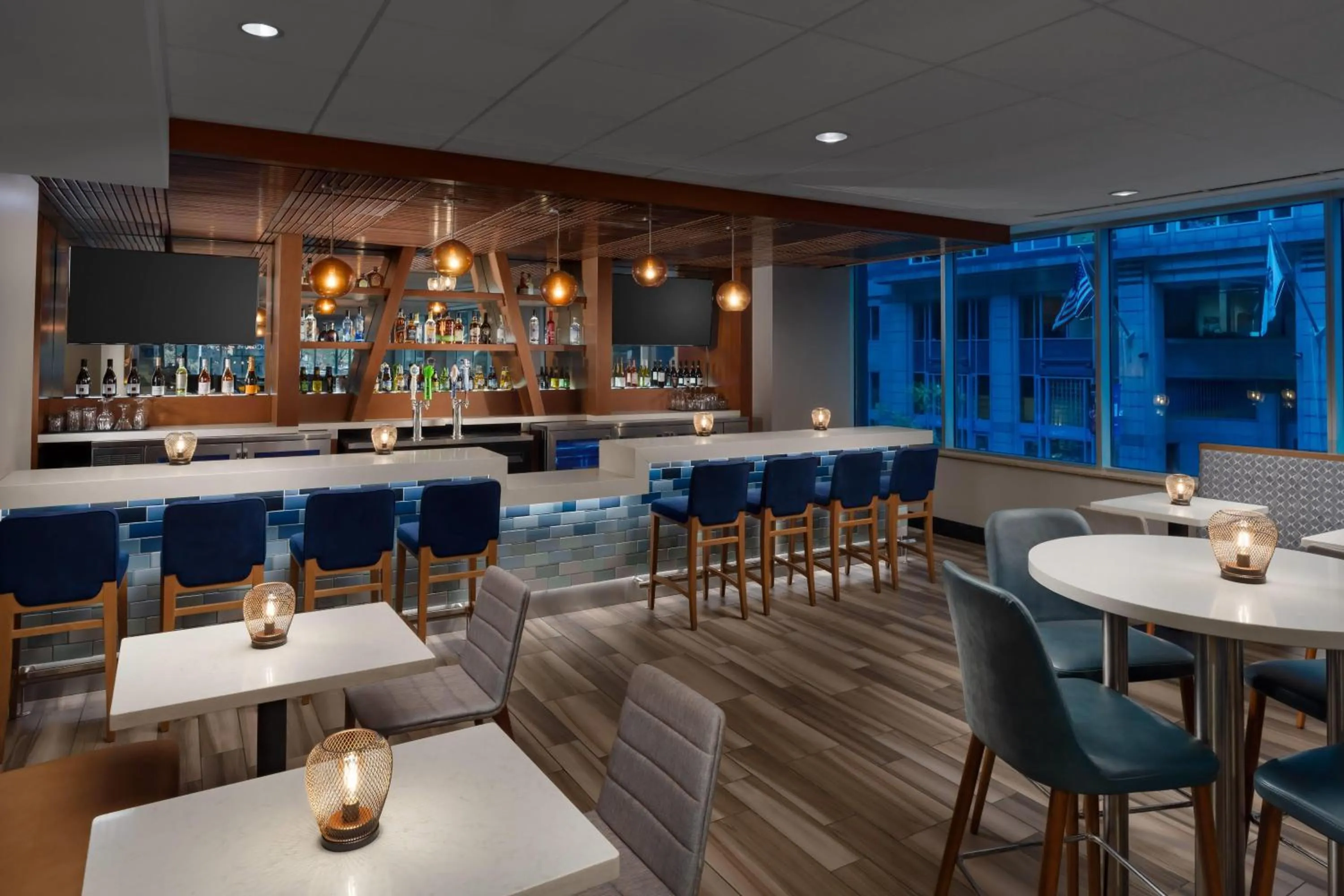Lounge or bar in La Quinta by Wyndham Chicago Downtown