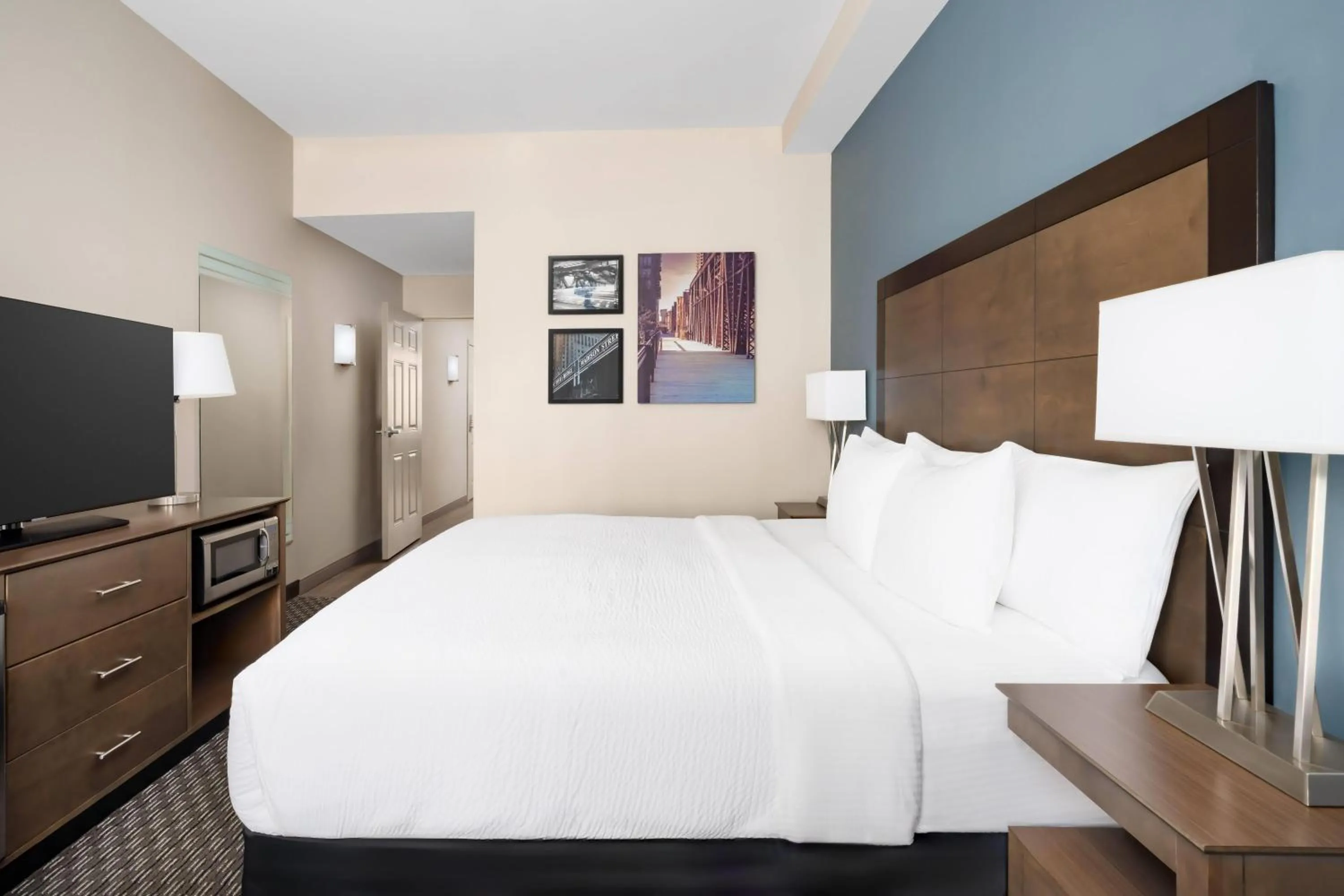 Photo of the whole room, Bed in La Quinta by Wyndham Chicago Downtown