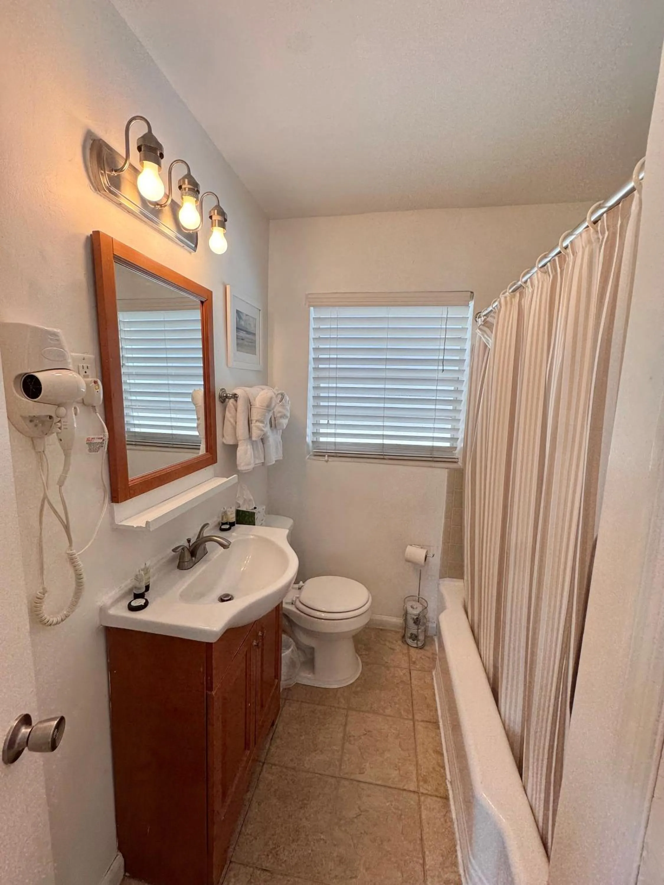 Toilet in Coral Key Inn