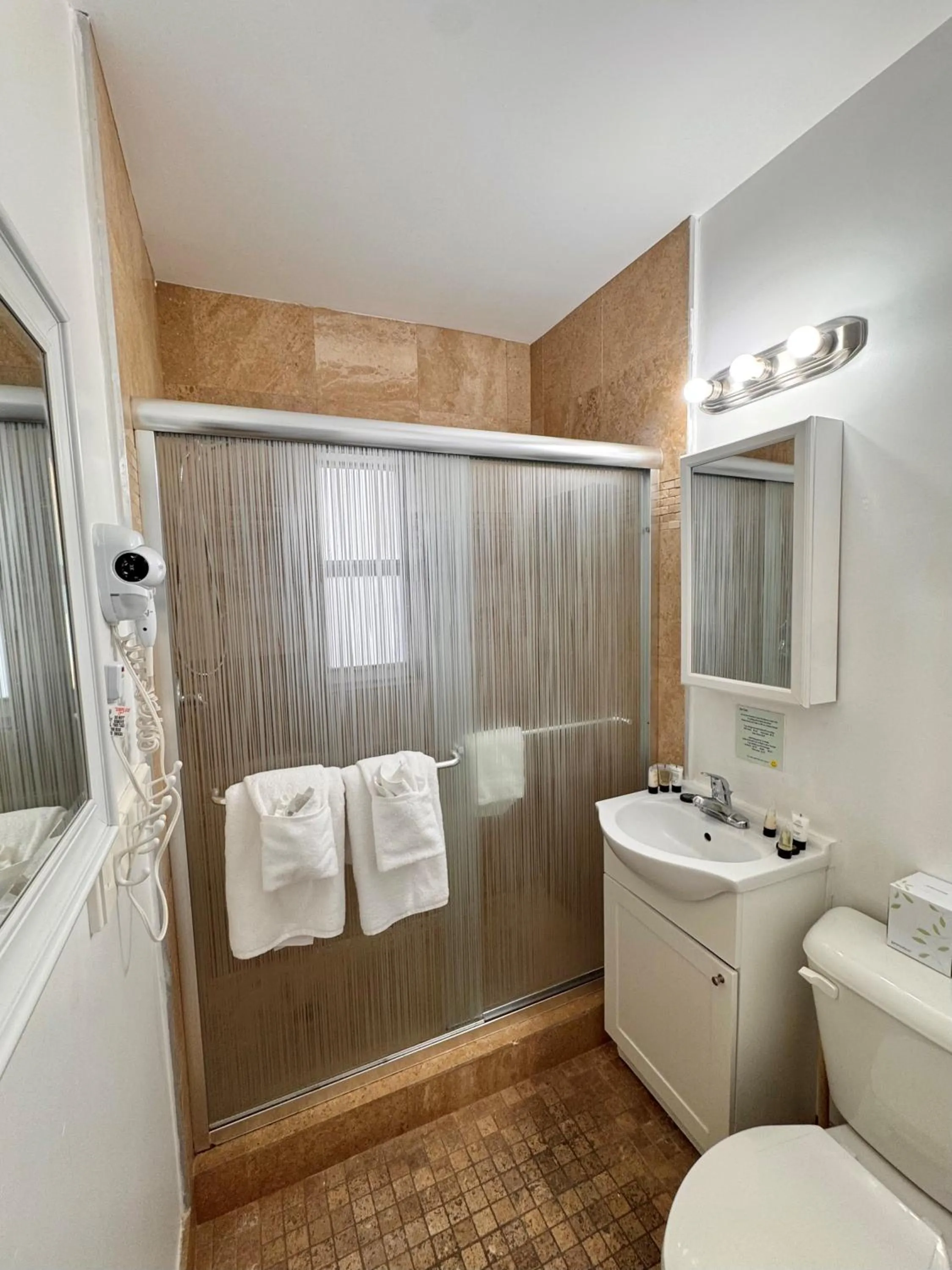 Shower in Coral Key Inn