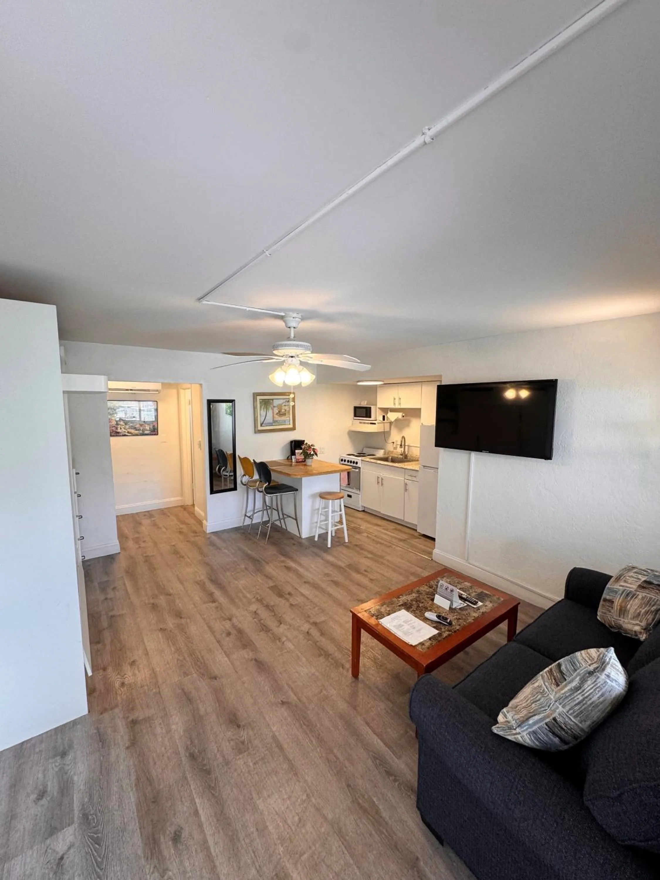 Living room in Coral Key Inn
