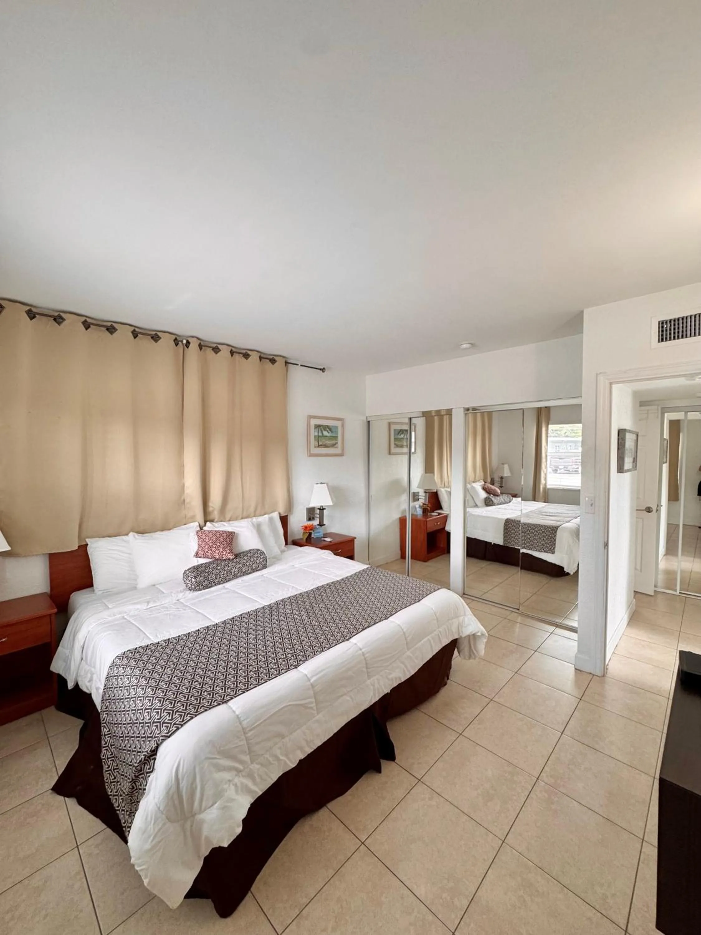 Bed in Coral Key Inn