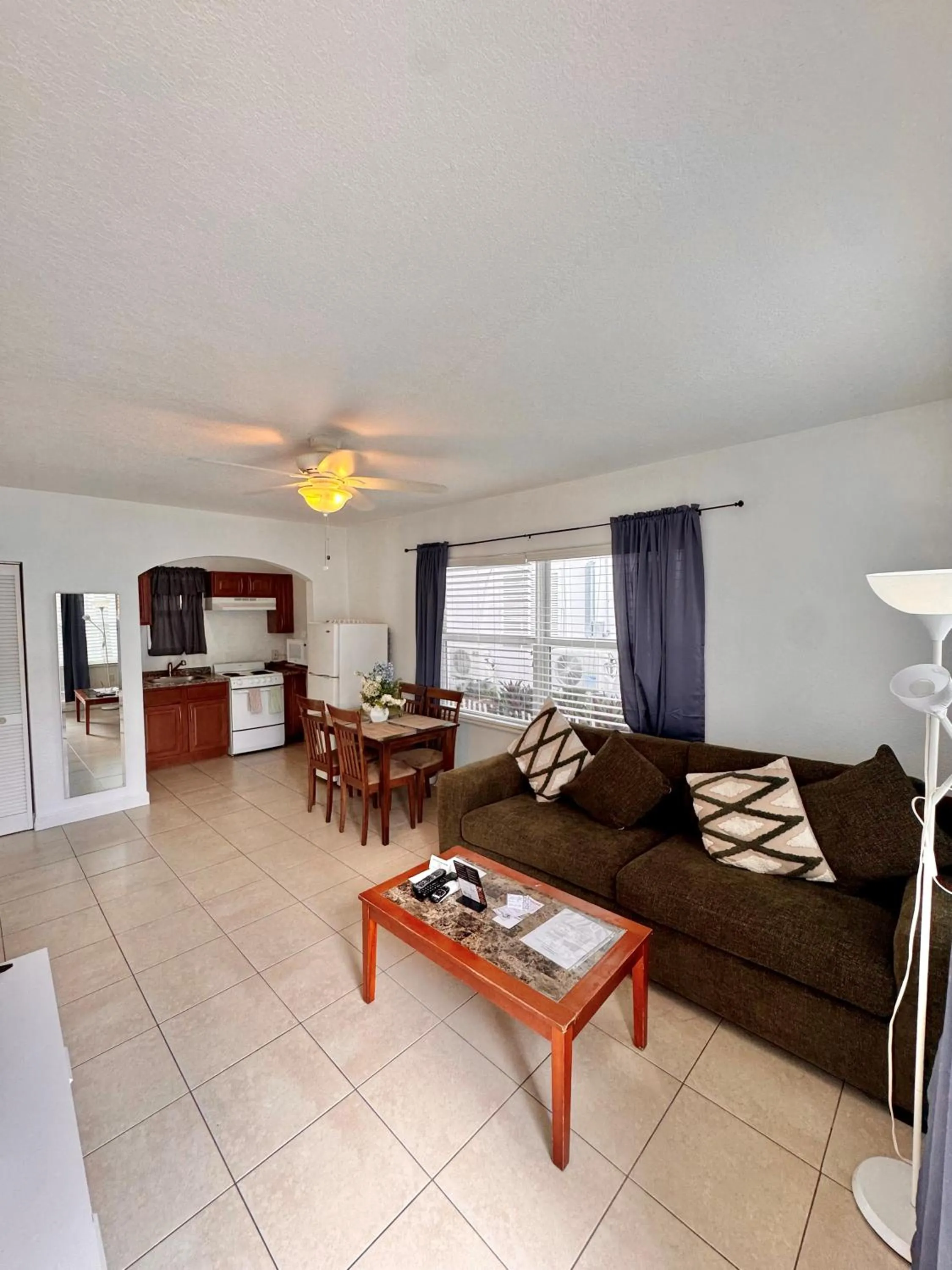 Living room in Coral Key Inn