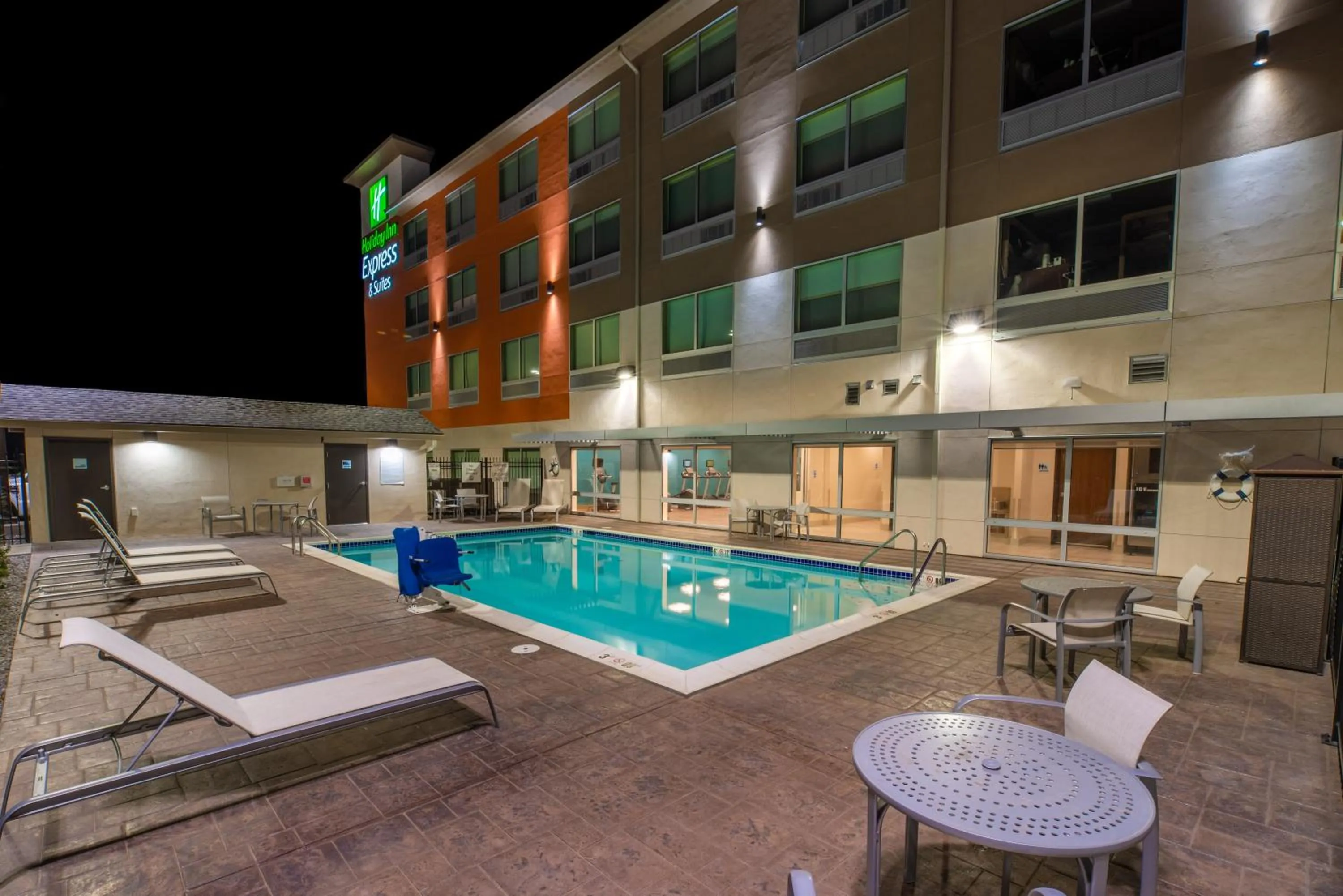 Swimming pool in Holiday Inn Express & Suites - Moses Lake by IHG