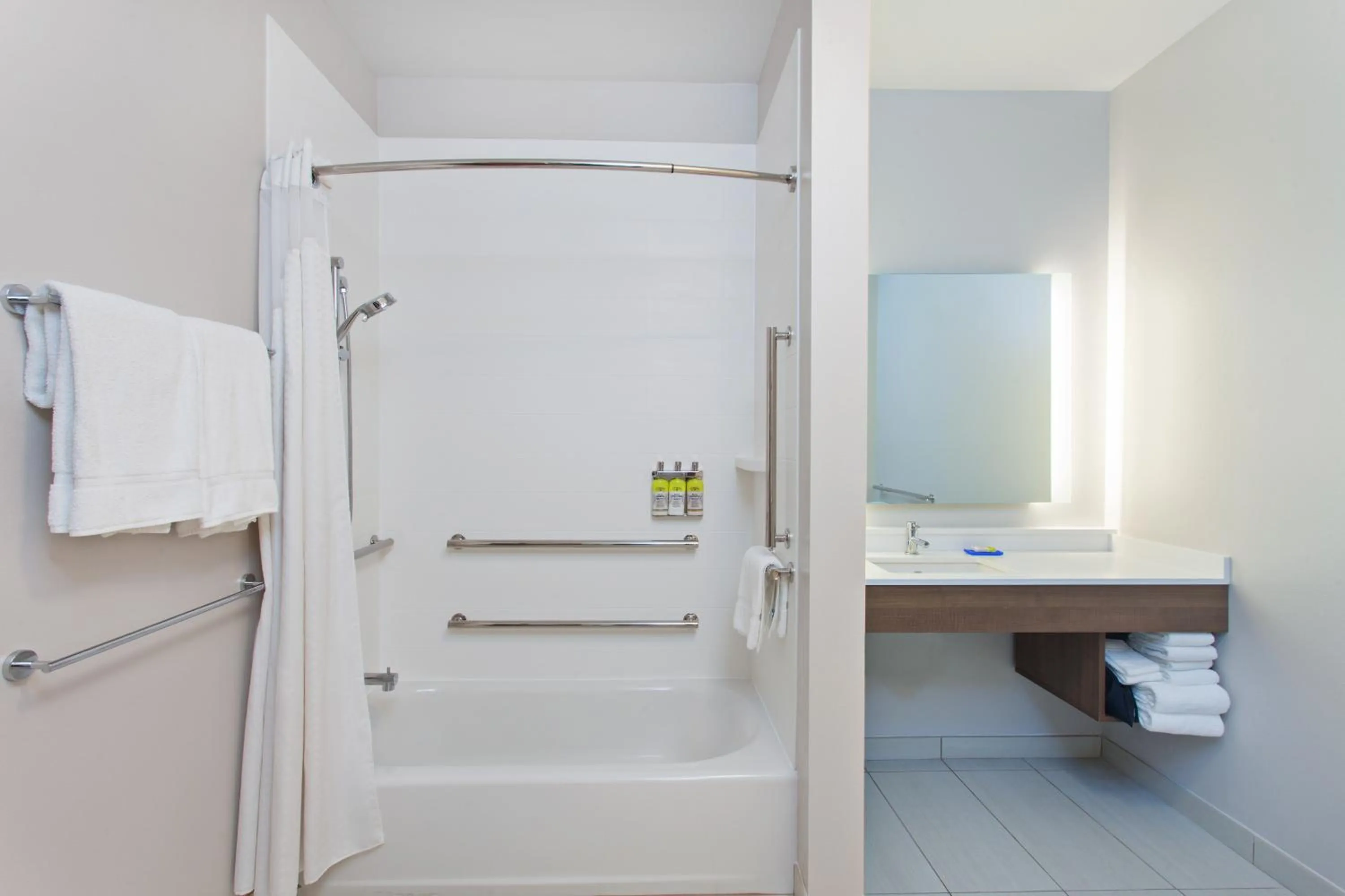 Bathroom in Holiday Inn Express & Suites - Moses Lake by IHG