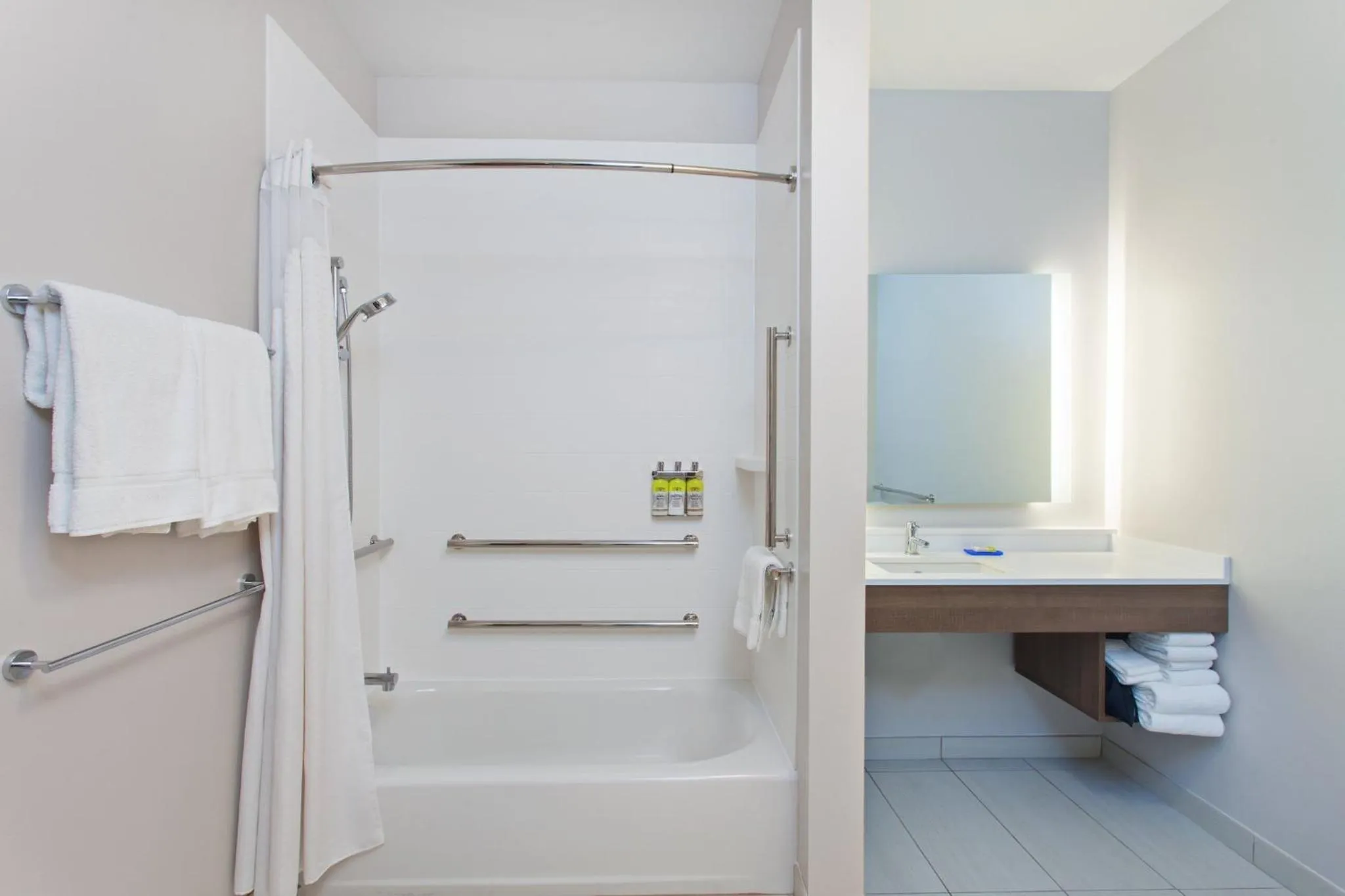 Bedroom in Holiday Inn Express & Suites - Moses Lake by IHG