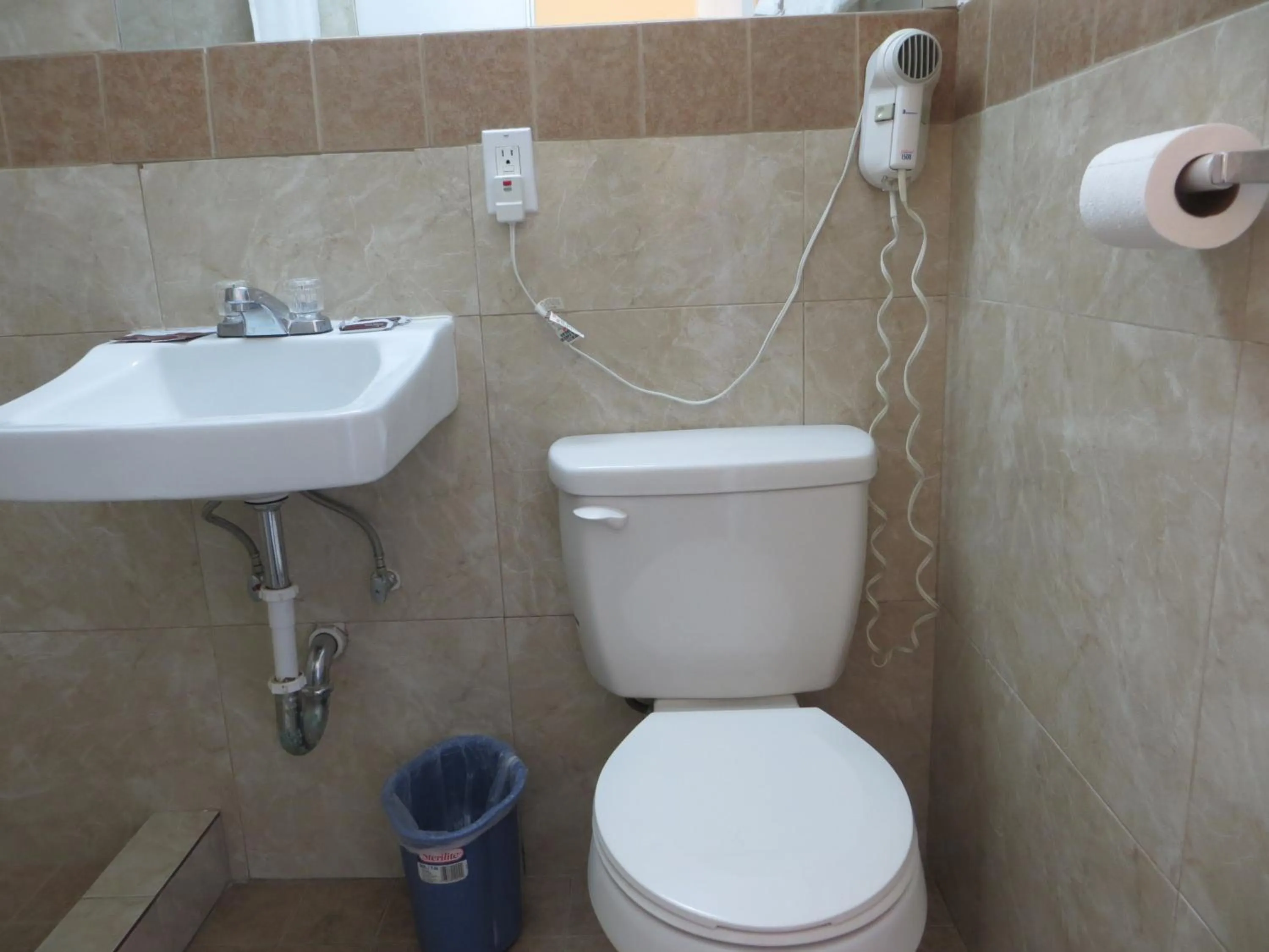 Bathroom in A Fisher's Inn Motel