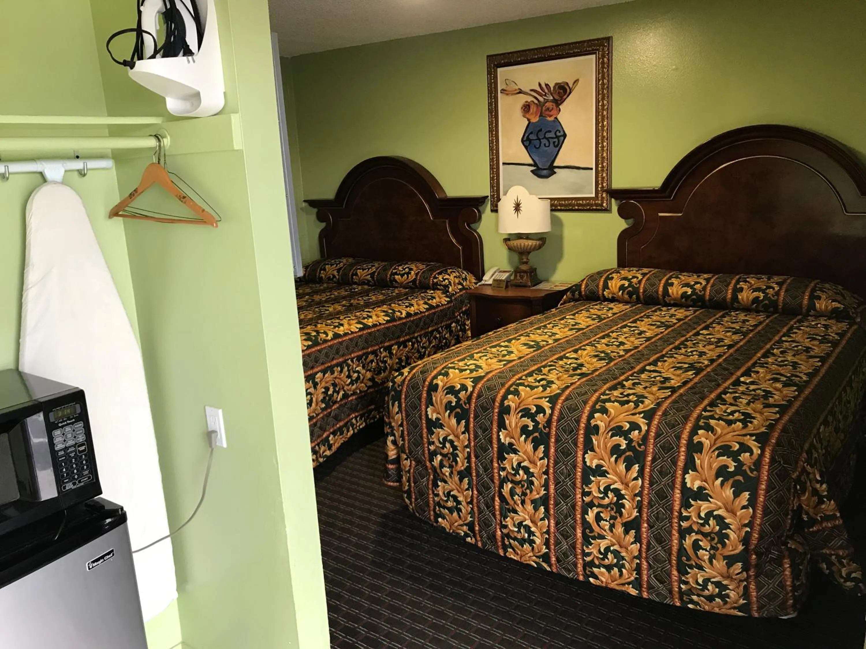 Bed in A Fisher's Inn Motel