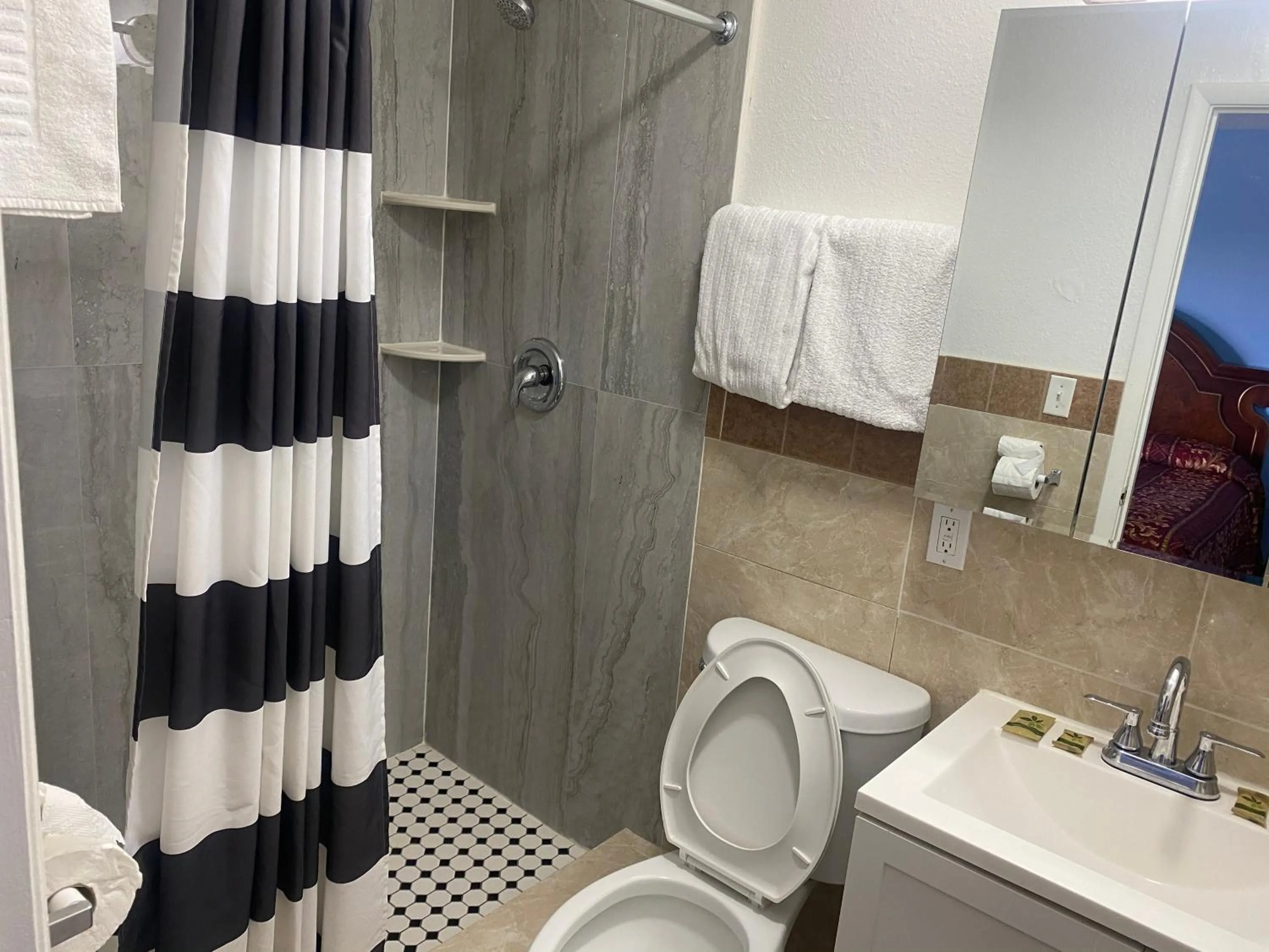 Bathroom in A Fisher's Inn Motel