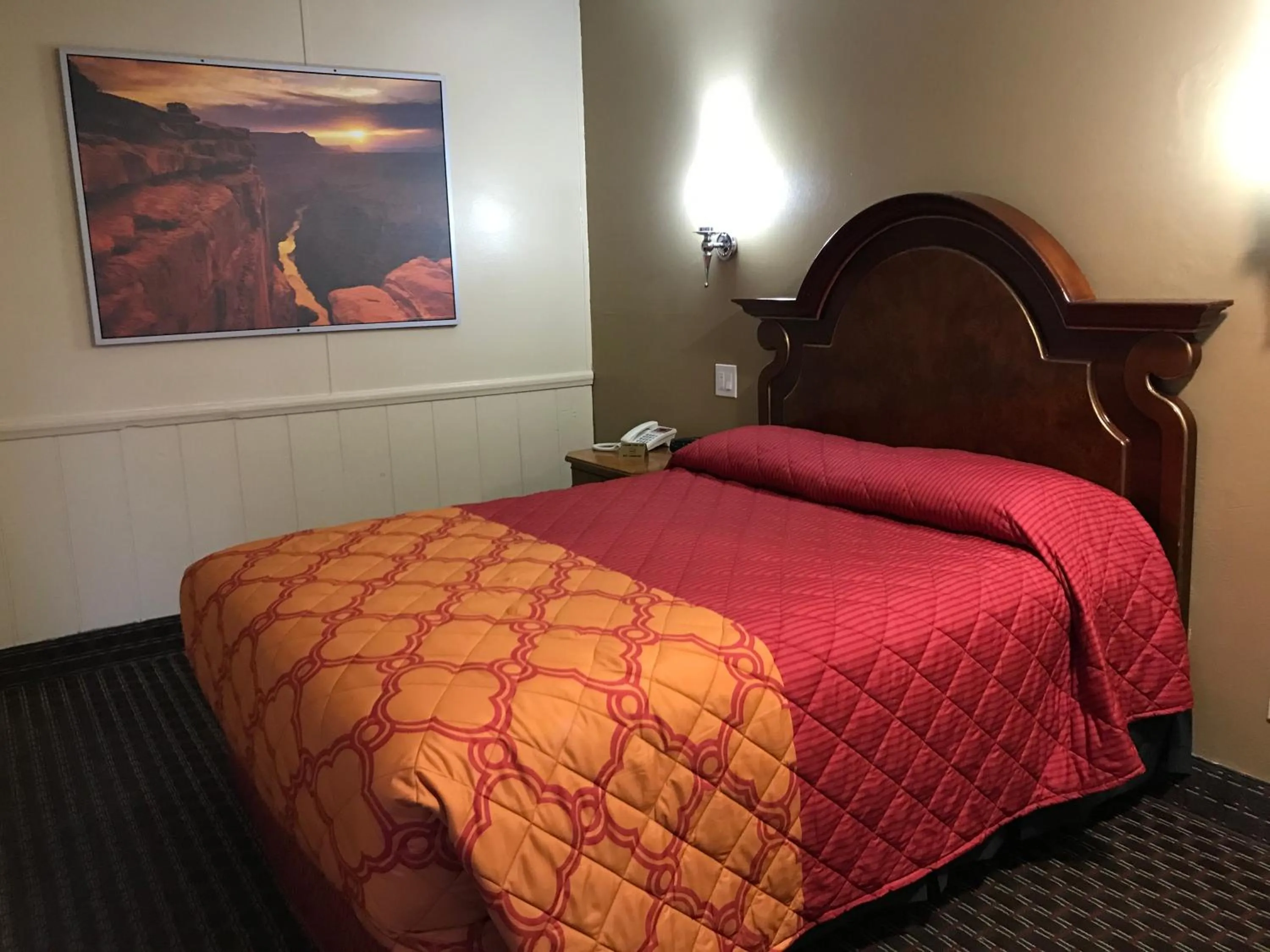 Bedroom in A Fisher's Inn Motel