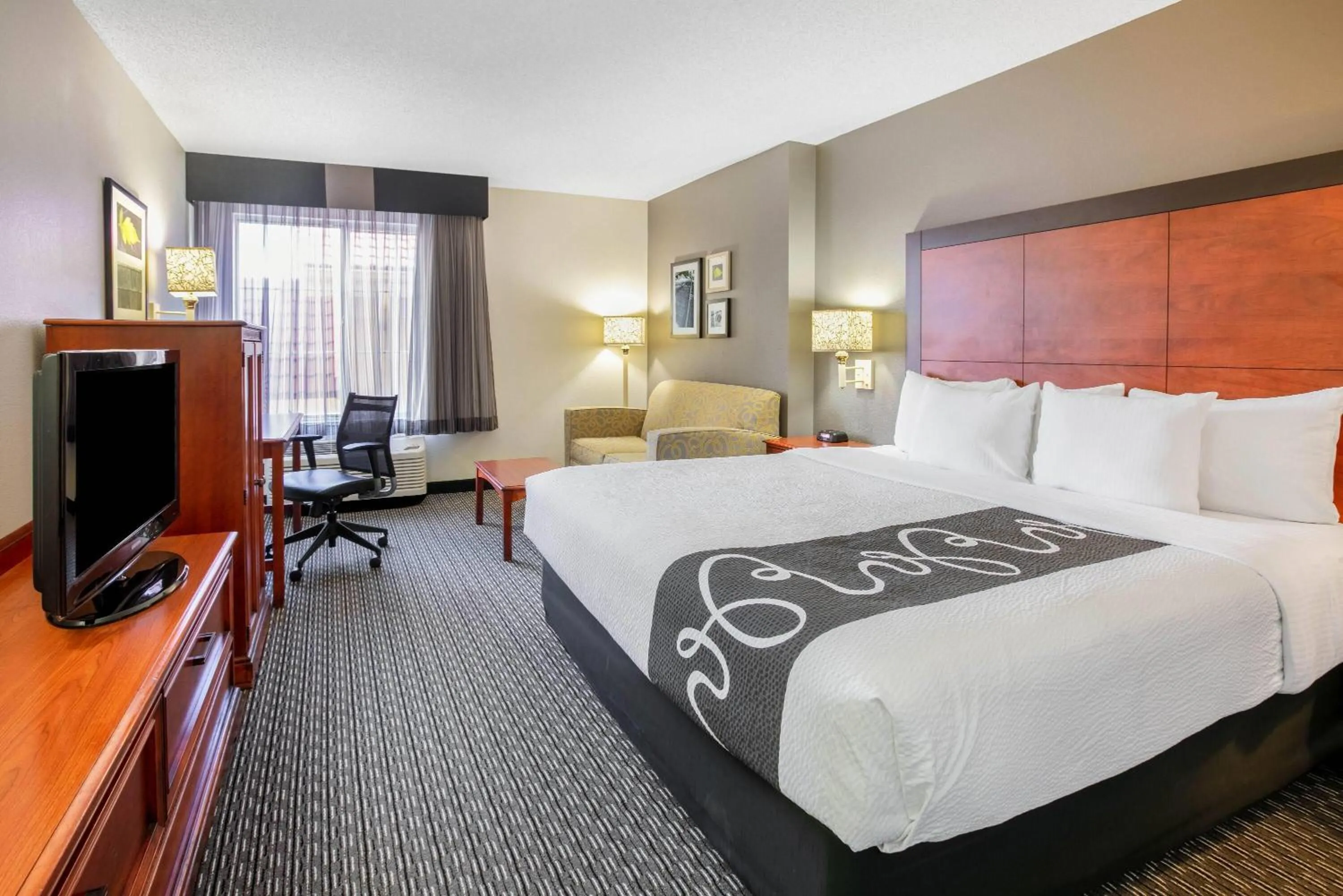 Photo of the whole room, Bed in La Quinta by Wyndham DFW Airport South / Irving