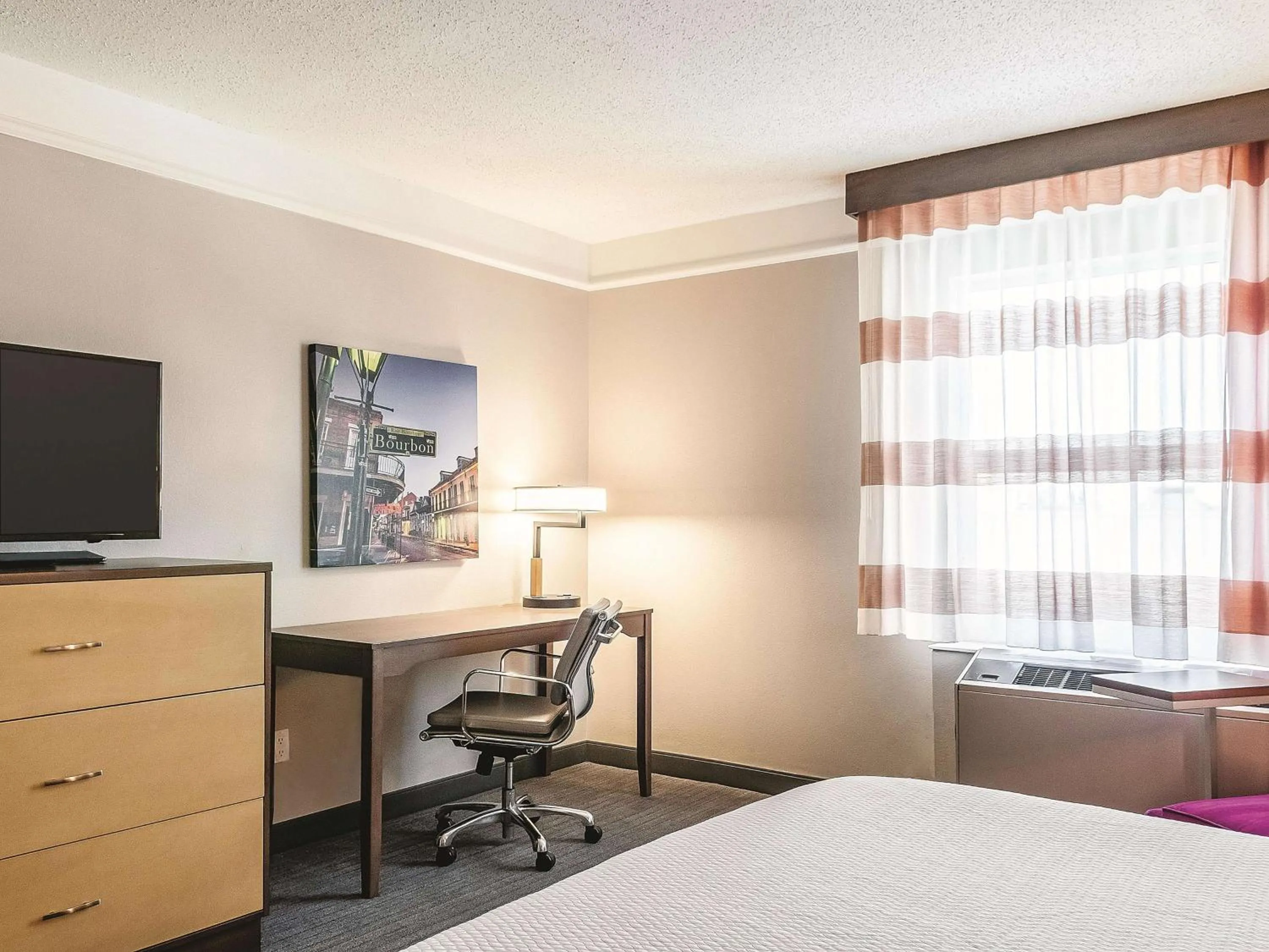 Photo of the whole room, Bed in La Quinta by Wyndham New Orleans Downtown