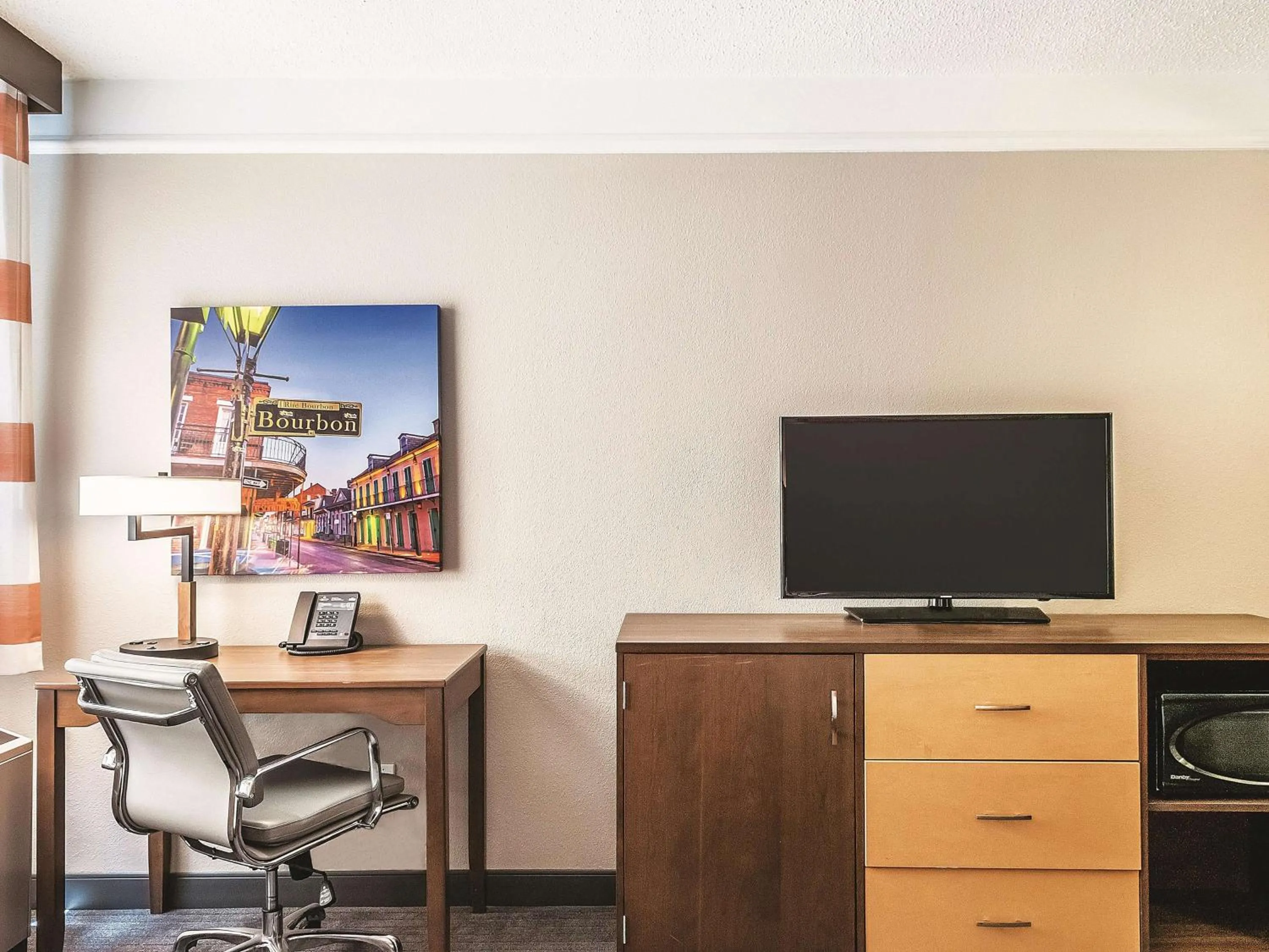 Photo of the whole room in La Quinta by Wyndham New Orleans Downtown