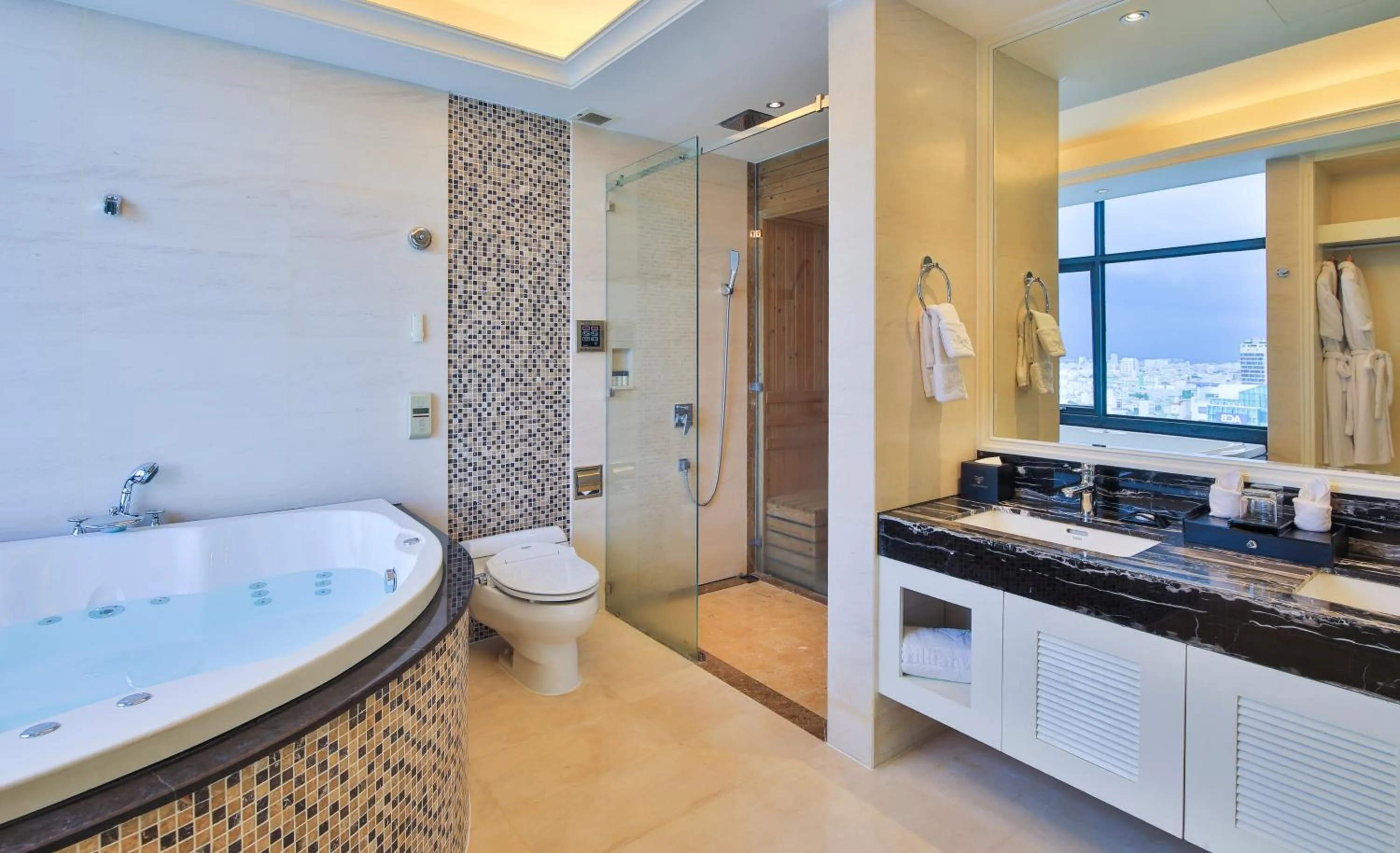 Toilet in Brilliant Hotel - Afternoon Tea Inclusive