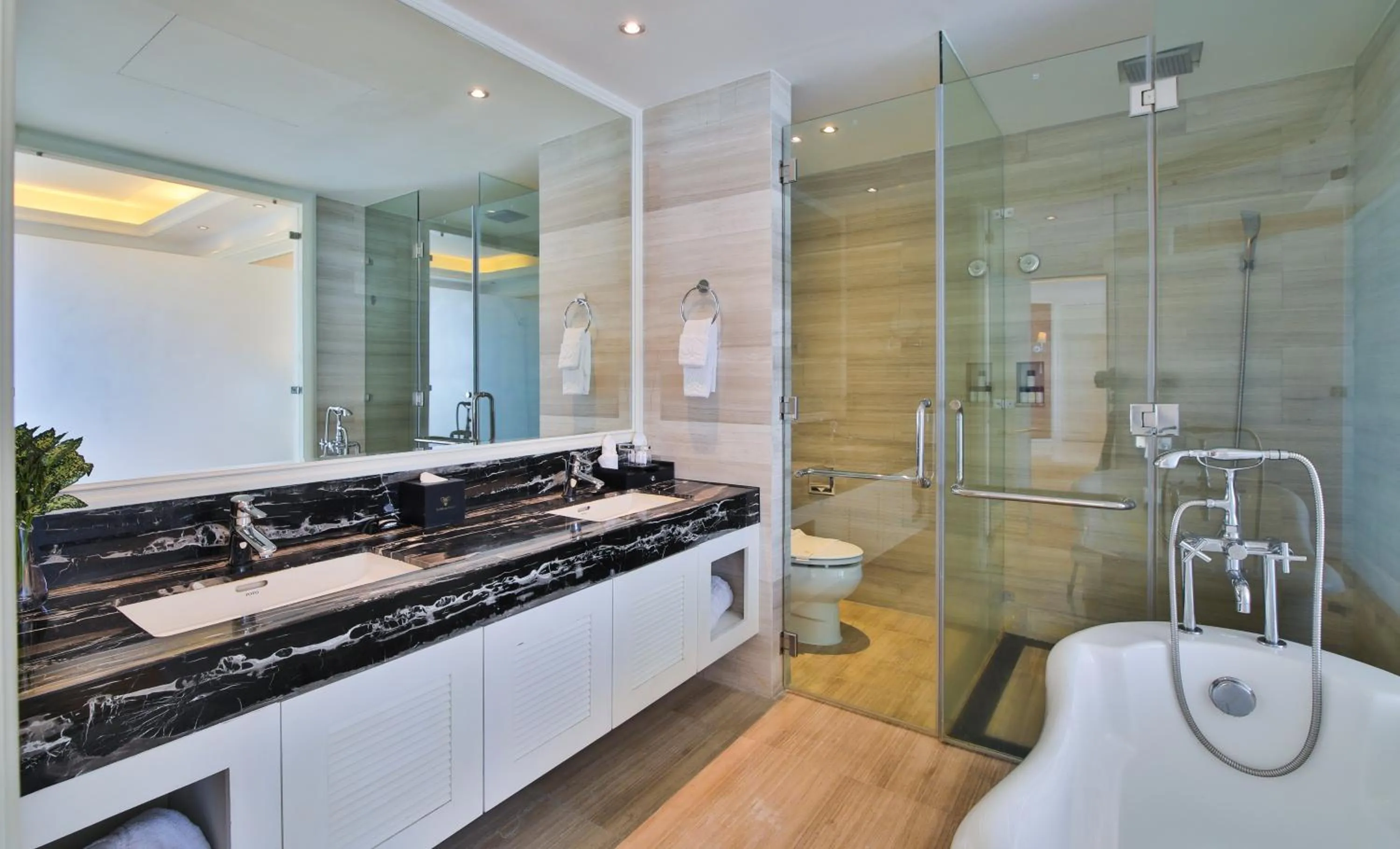 Bathroom in Brilliant Hotel - Afternoon Tea Inclusive