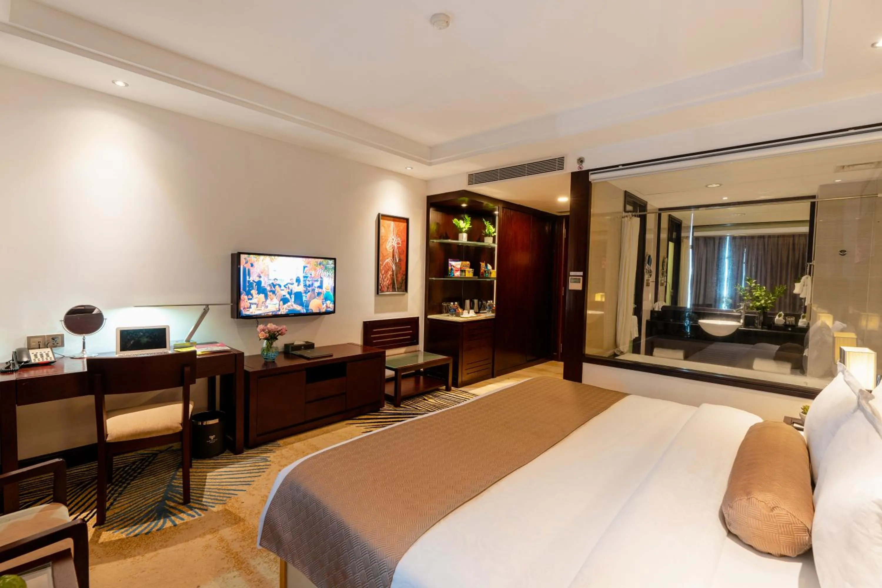 Photo of the whole room, Bed in Brilliant Hotel - Afternoon Tea Inclusive