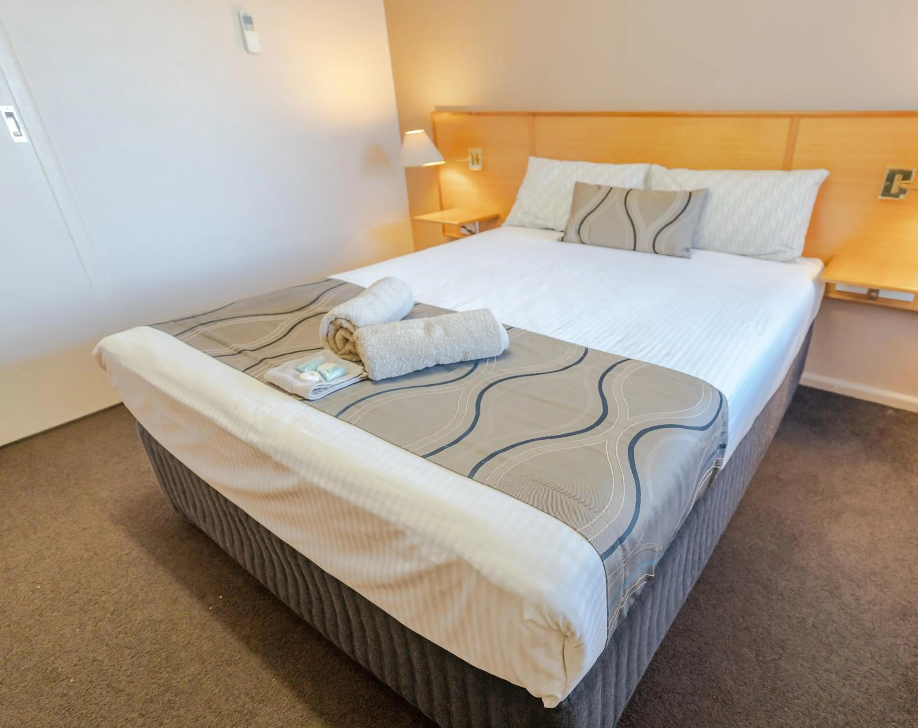 Photo of the whole room, Bed in Halfway Motel