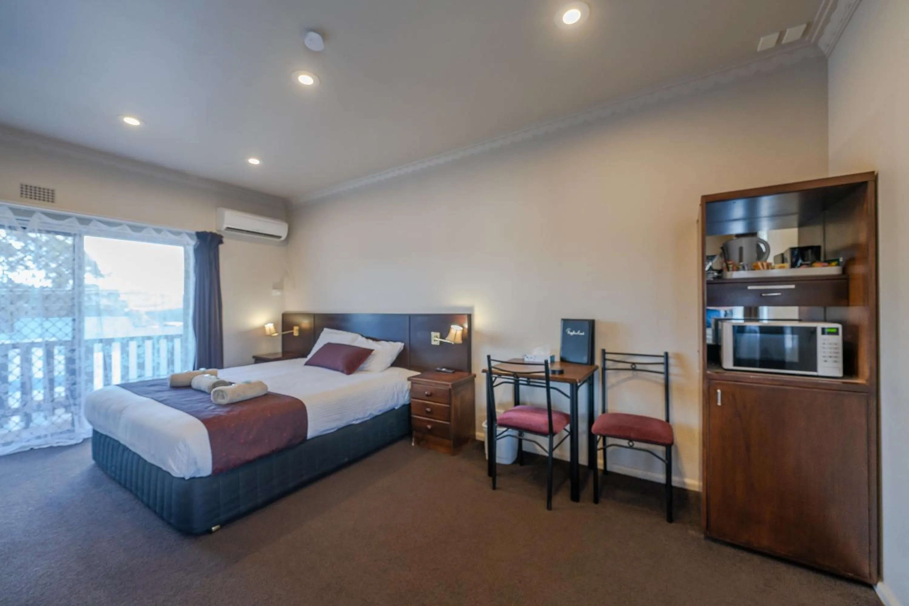 Bedroom, Bed in Halfway Motel