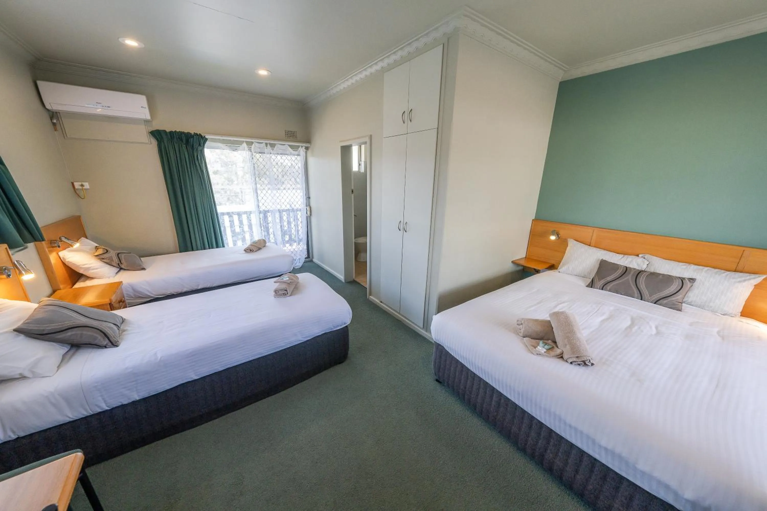 Photo of the whole room, Bed in Halfway Motel