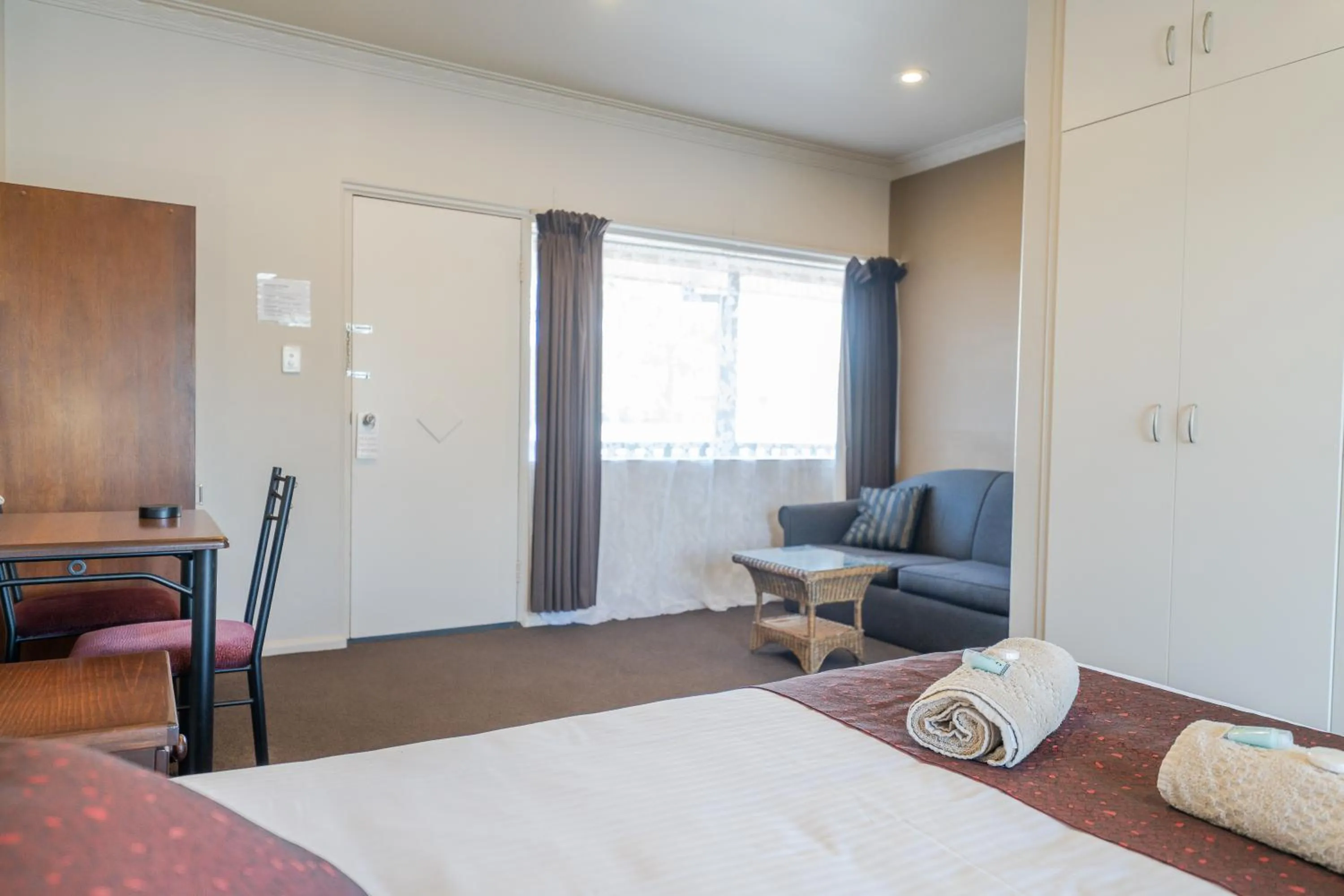 Seating area, Bed in Halfway Motel