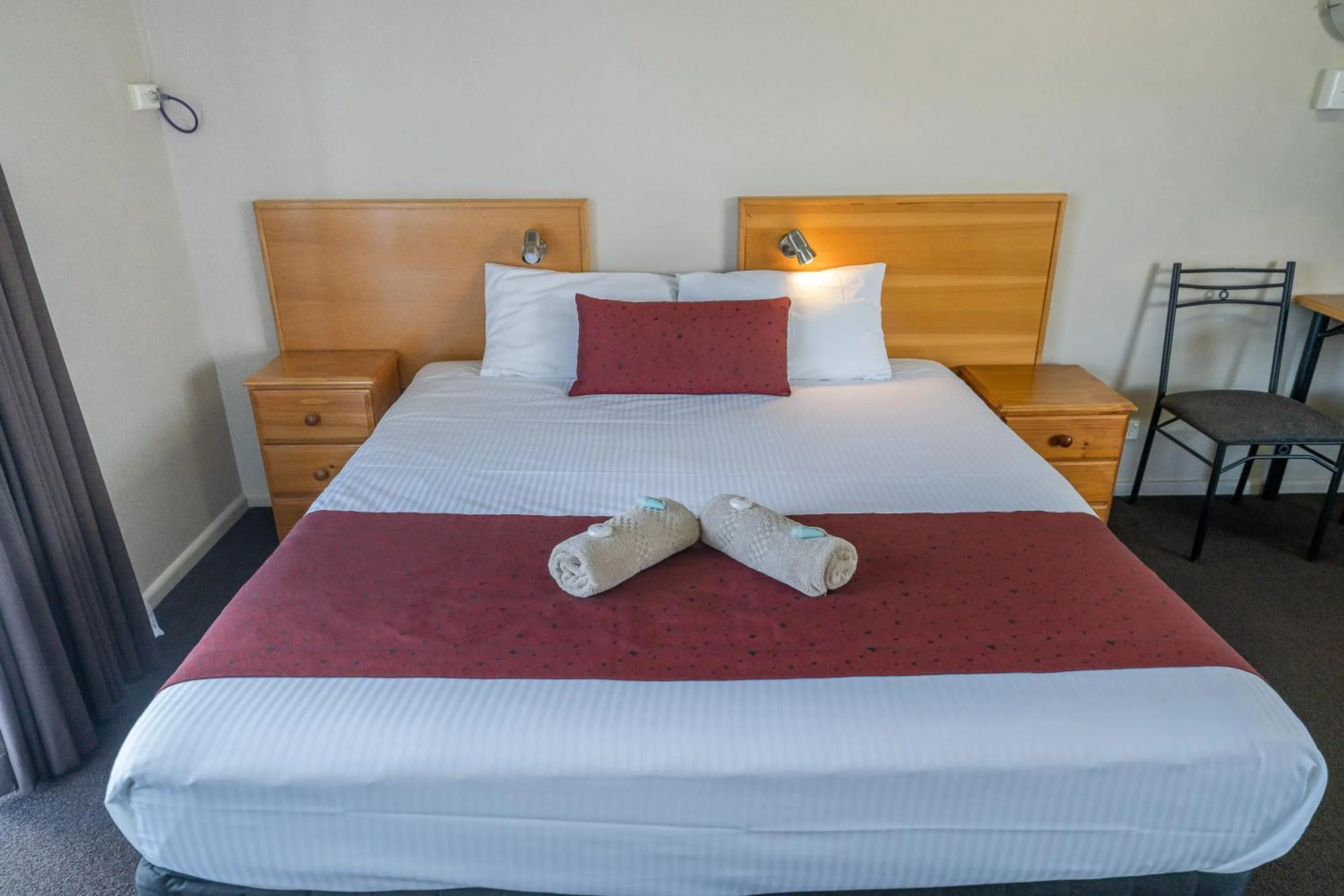 Bedroom, Bed in Halfway Motel