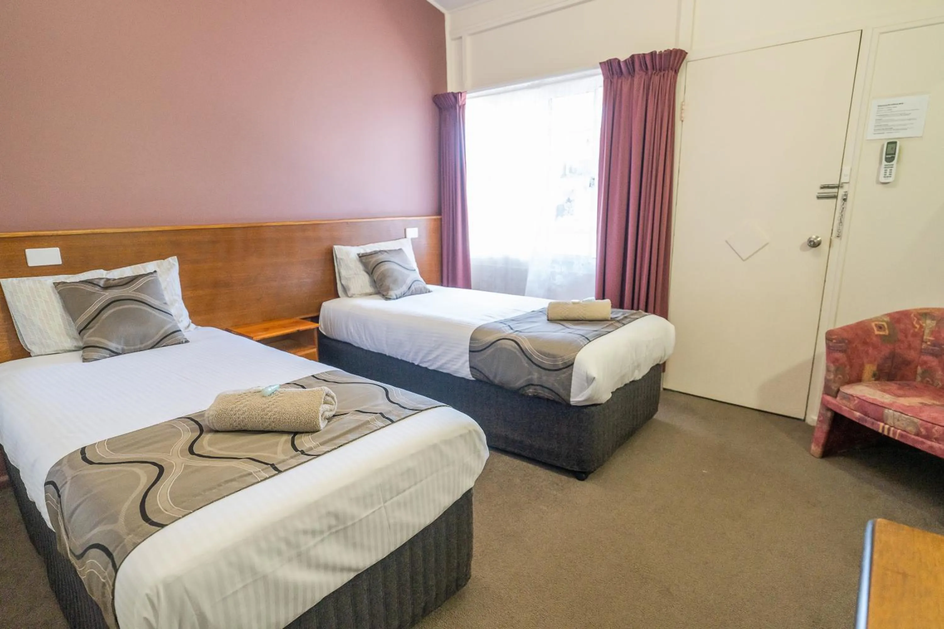 Photo of the whole room, Bed in Halfway Motel