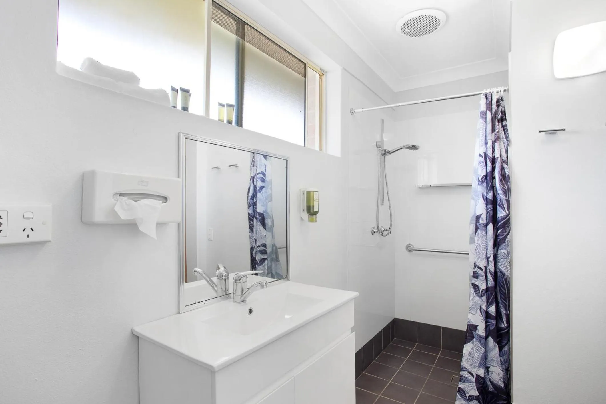 Bathroom in Lake Macquarie Motor Inn