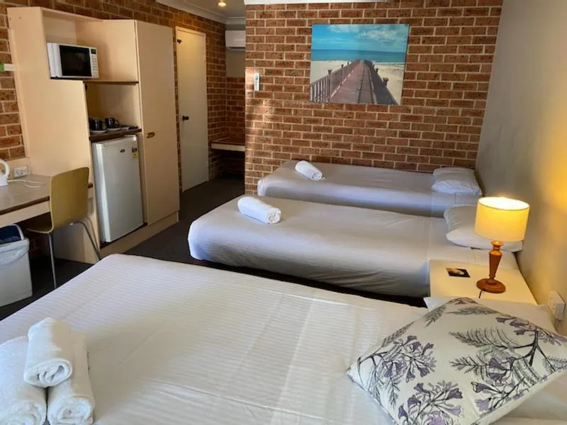 Photo of the whole room, Bed in Lake Macquarie Motor Inn