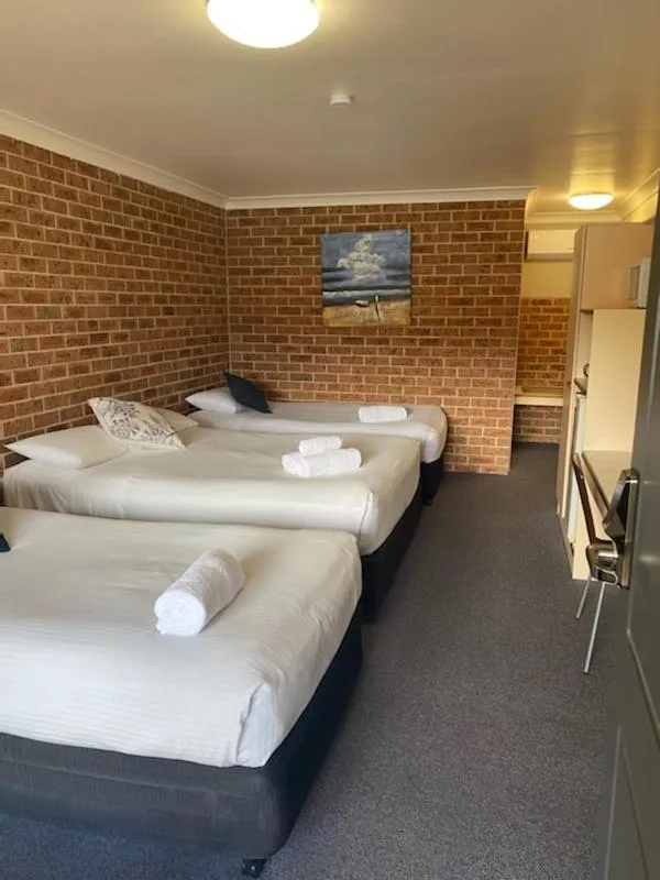 Photo of the whole room, Bed in Lake Macquarie Motor Inn