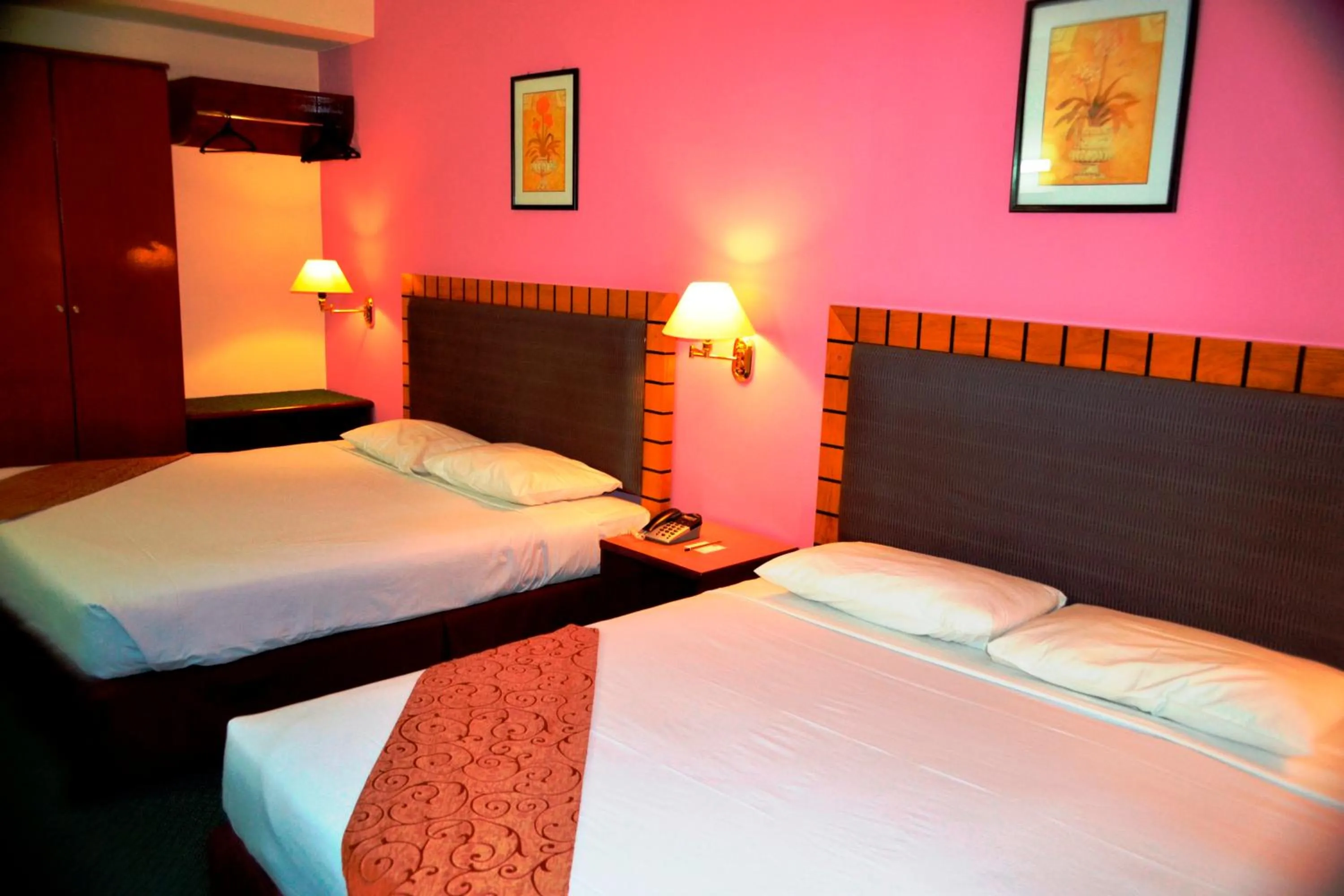 Bed in Hotel Caliber