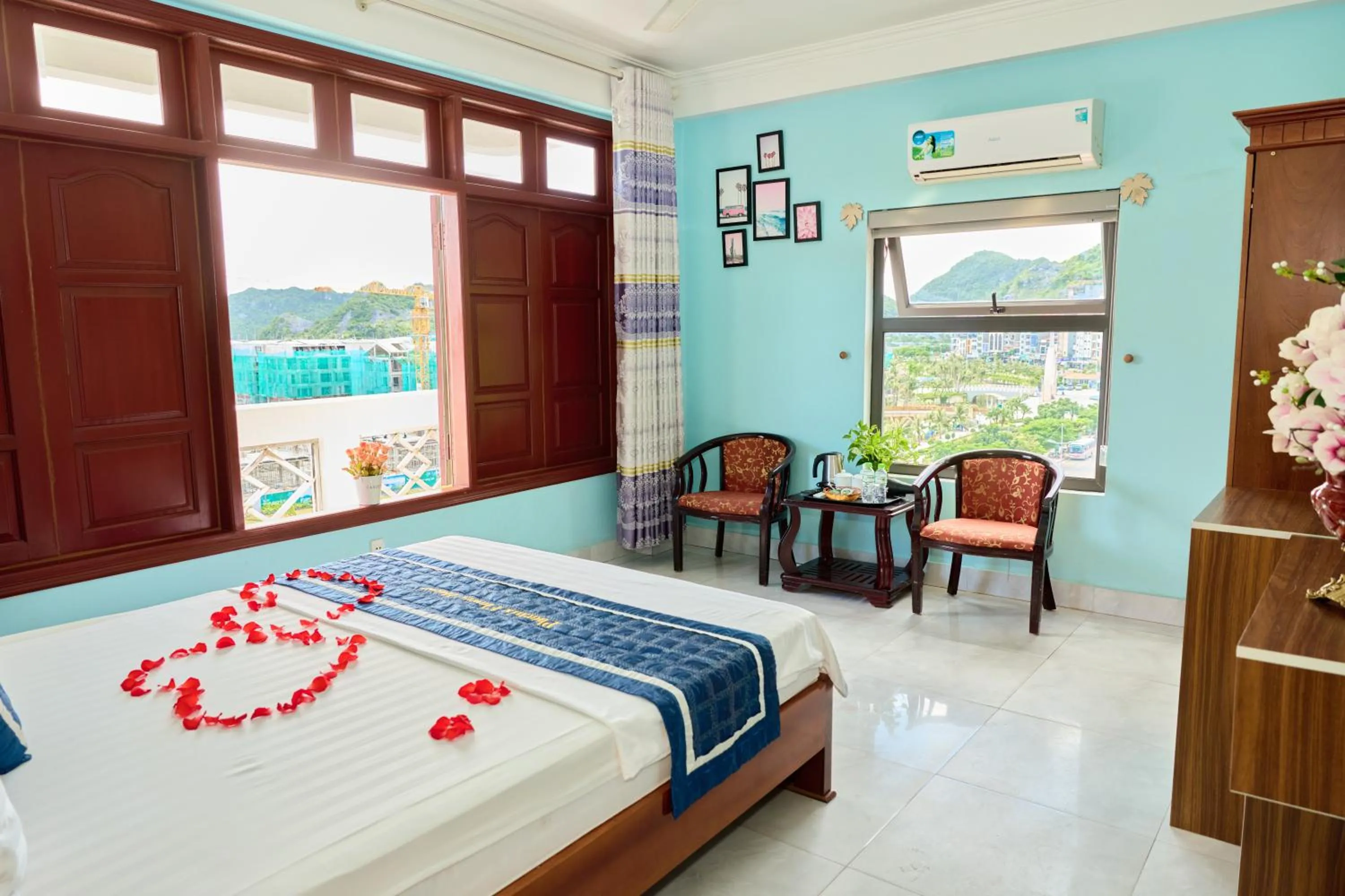 Bed in Phoenix Flower Hotel