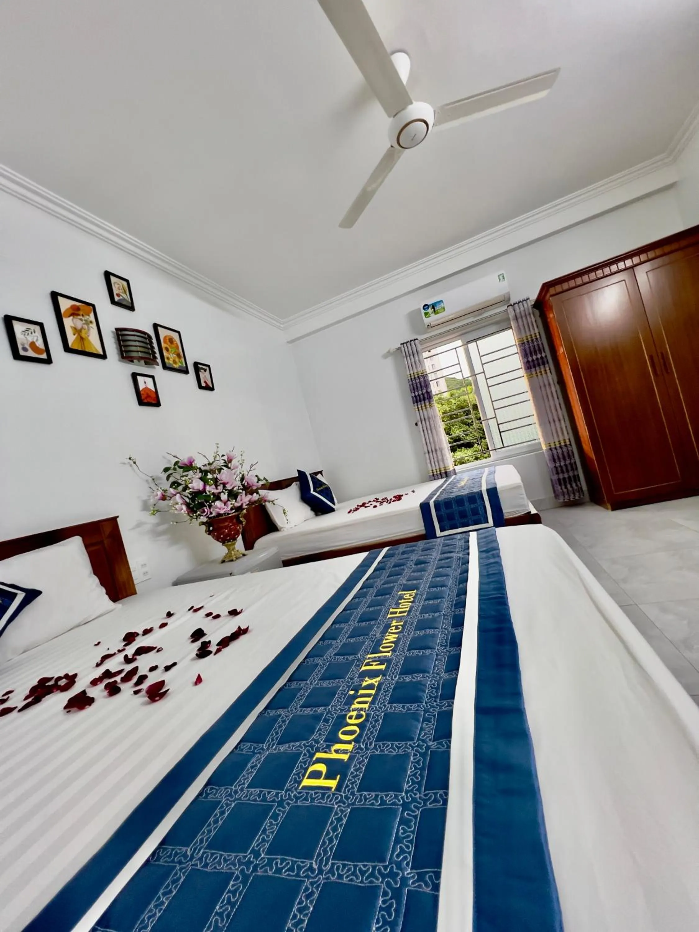 Bed in Phoenix Flower Hotel