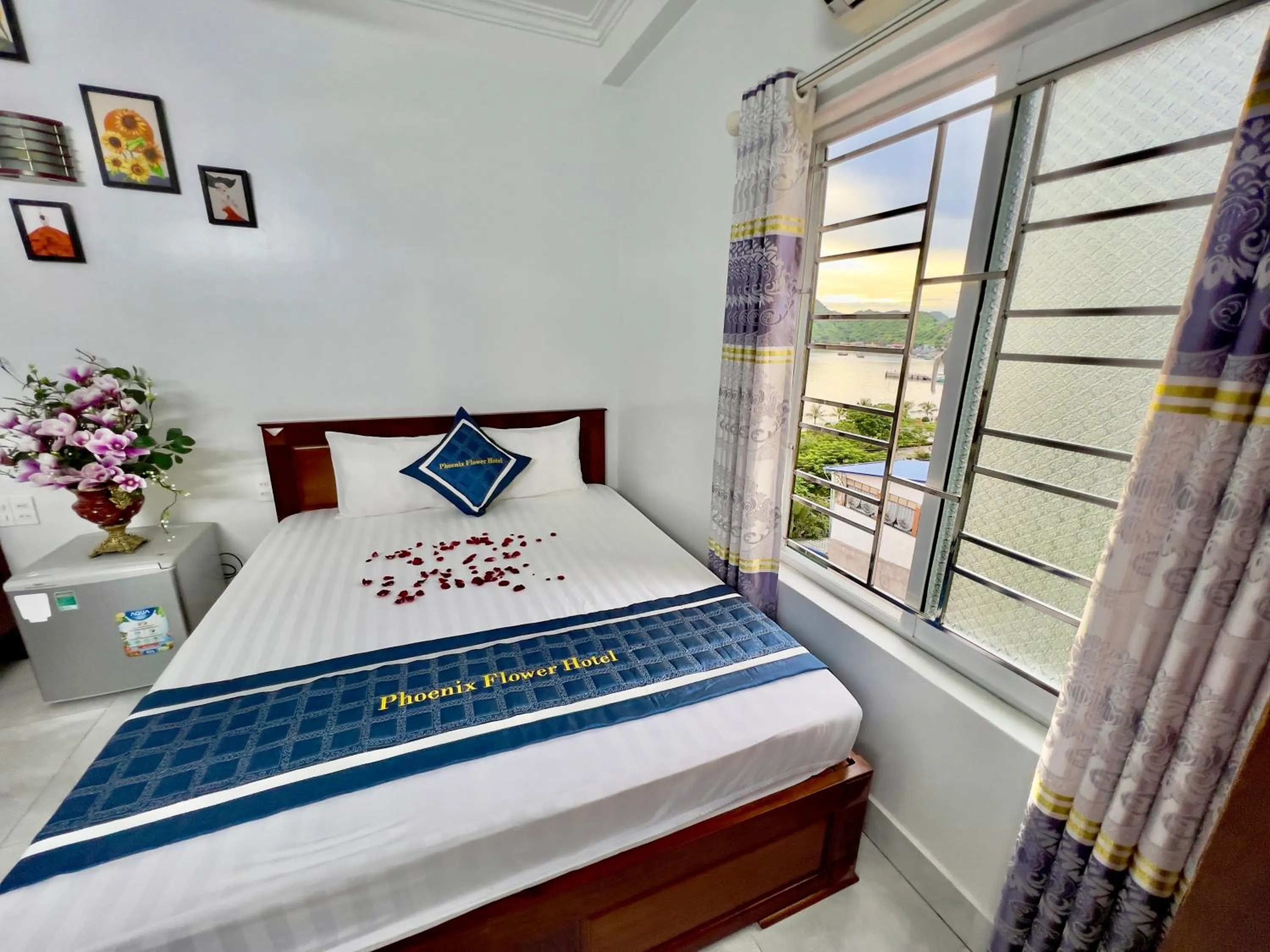 Bed in Phoenix Flower Hotel