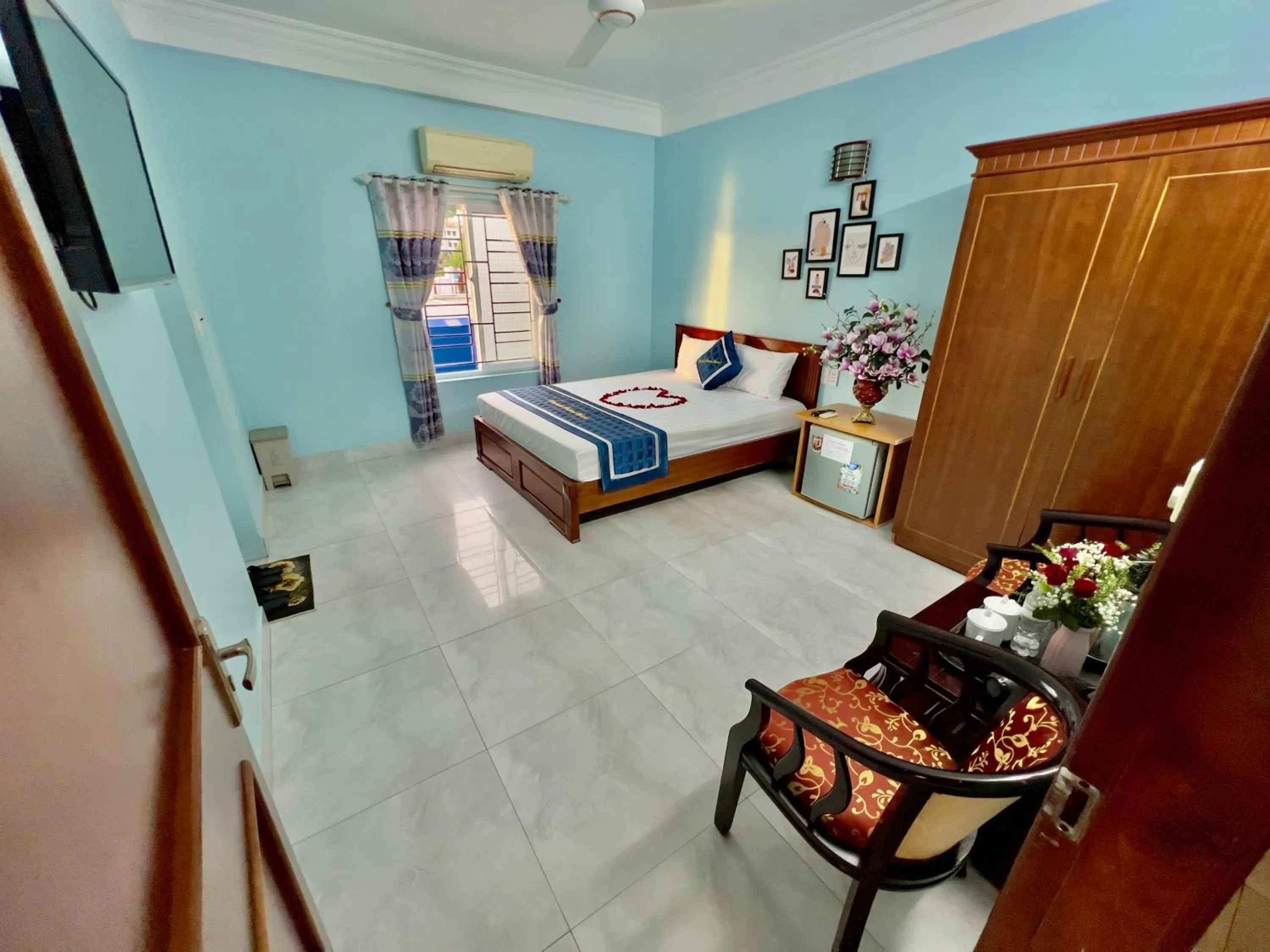 Bed in Phoenix Flower Hotel